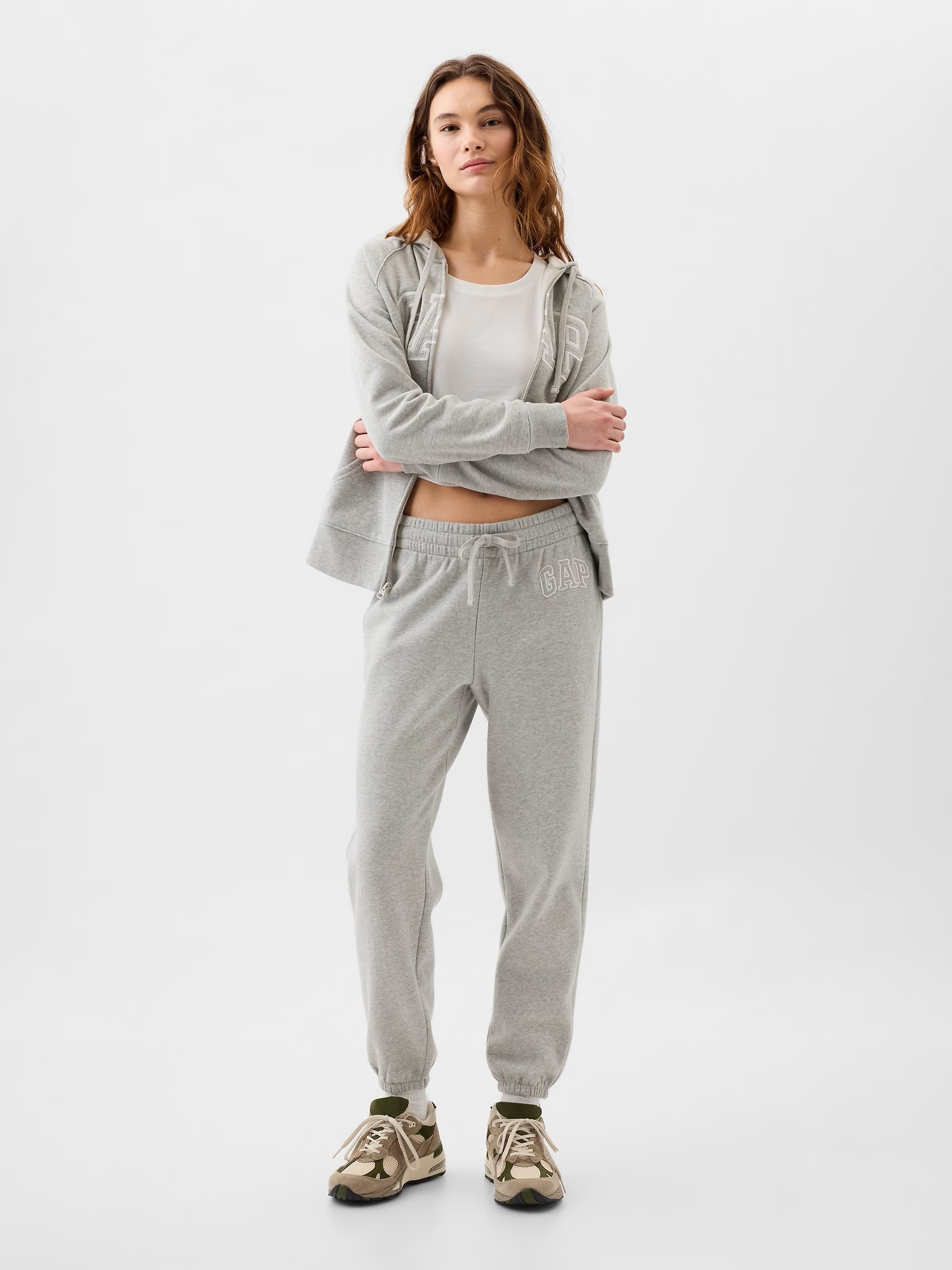 Pantaloni sport pentru femei GAP - gri deschis