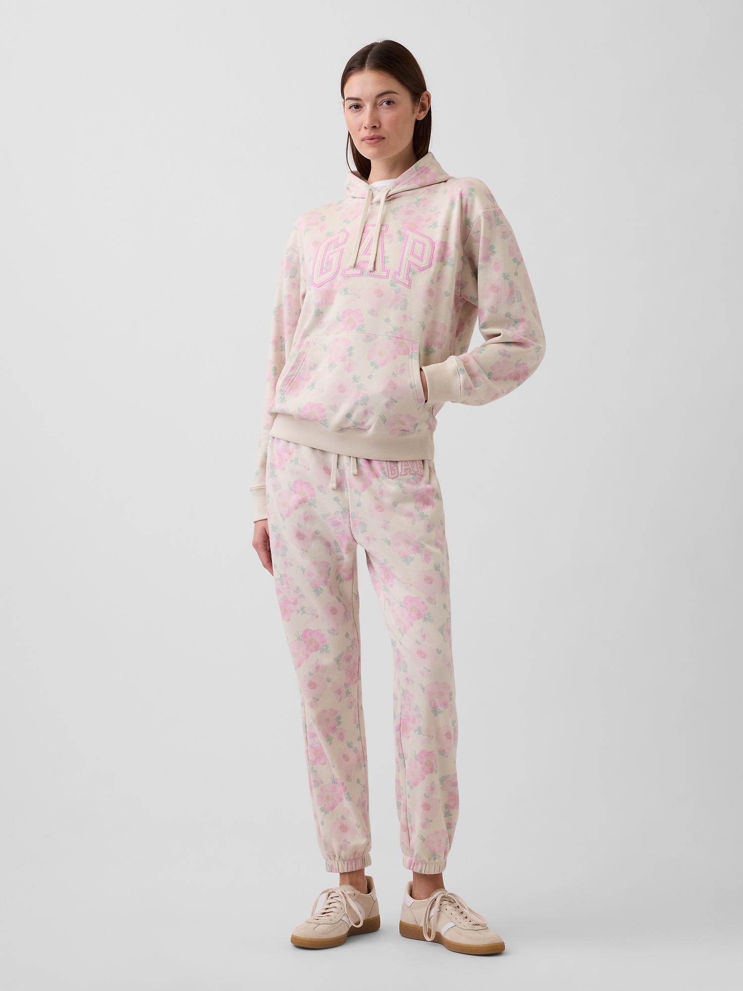 Спортни панталони GAP с лого