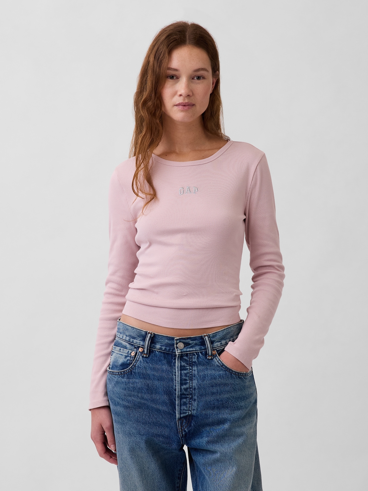 Тениска с оребрено лого на GAP