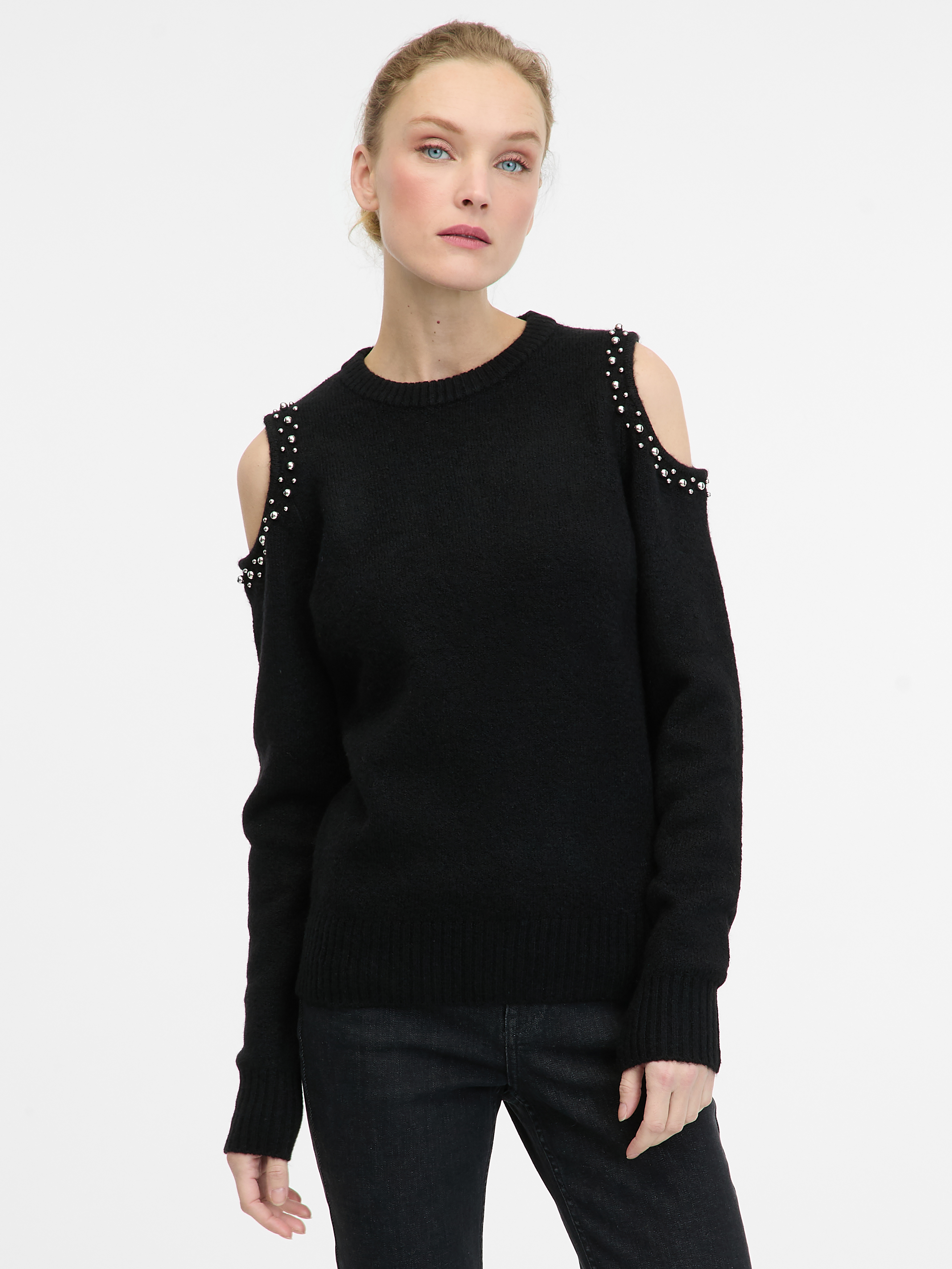 Дамски черен пуловер с открити рамене