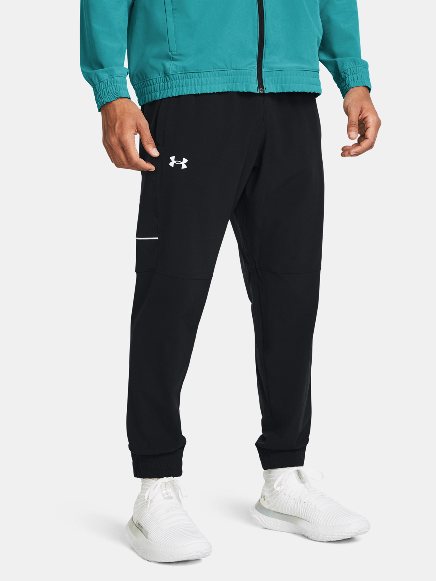 Čierne športové nohavice Under Armour UA Baseline Woven Pant