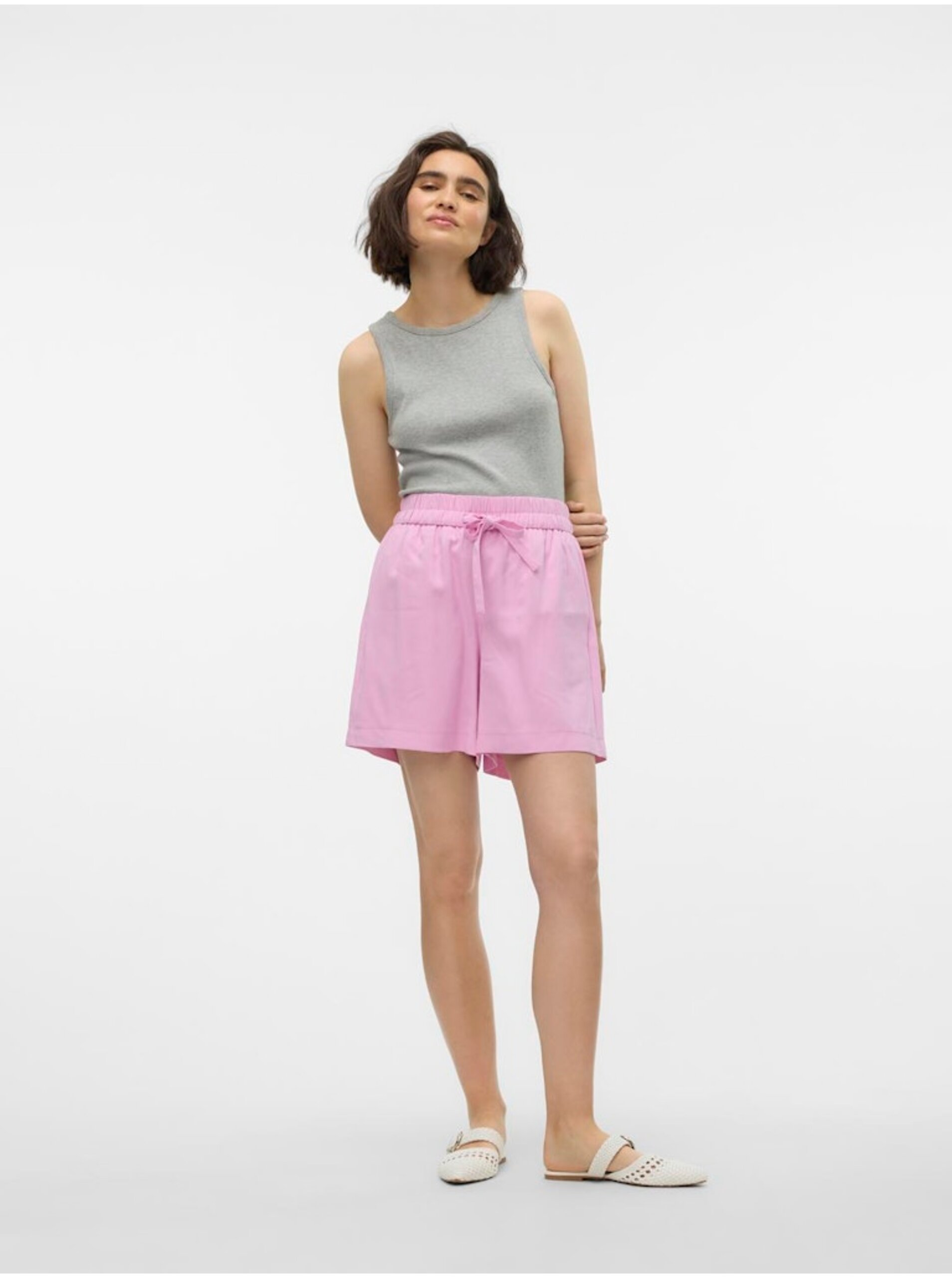 Pantaloni scurti pentru femei VERO MODA - roz deschis