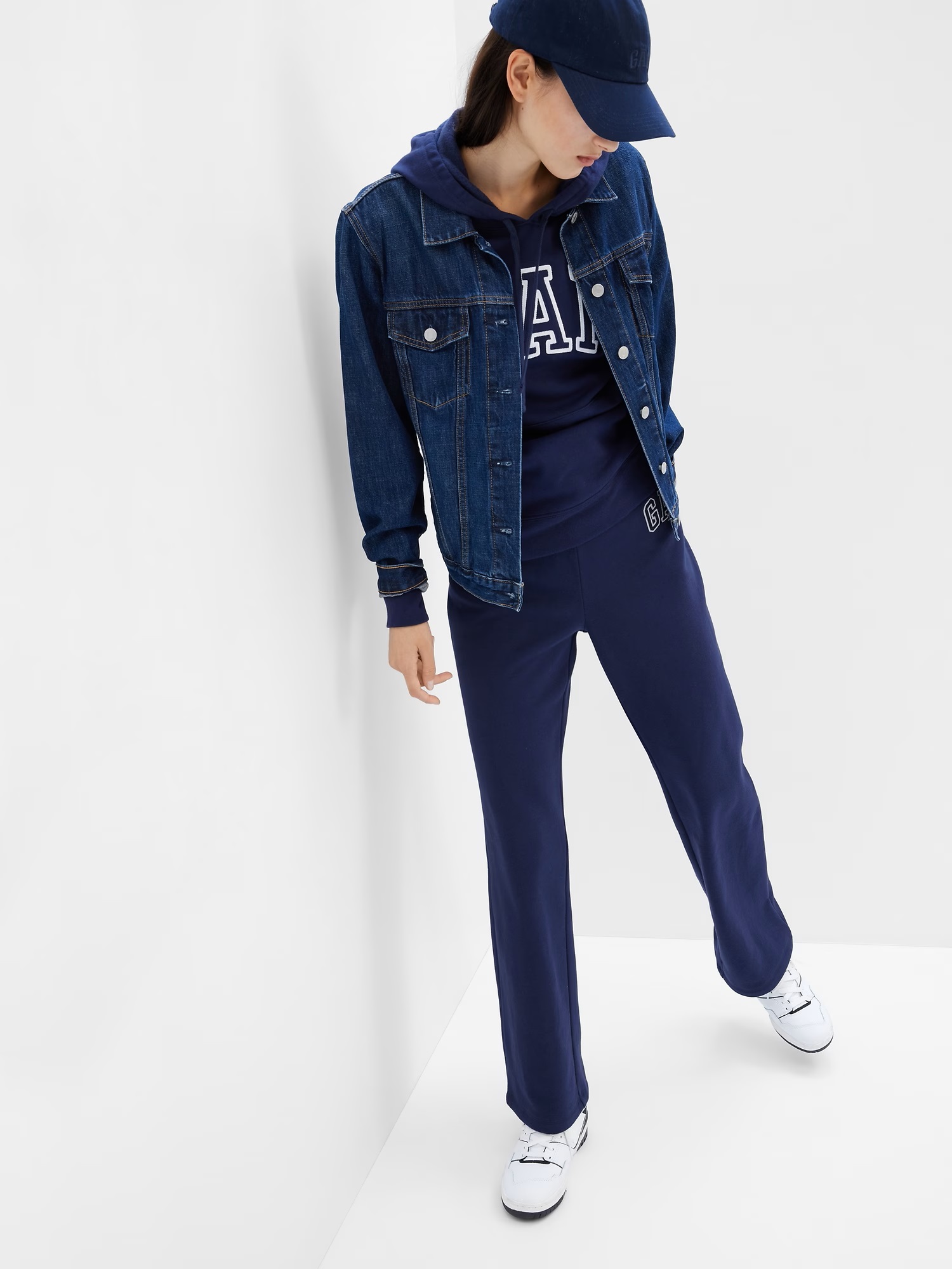 Straight sweatpants with GAP logo - Women