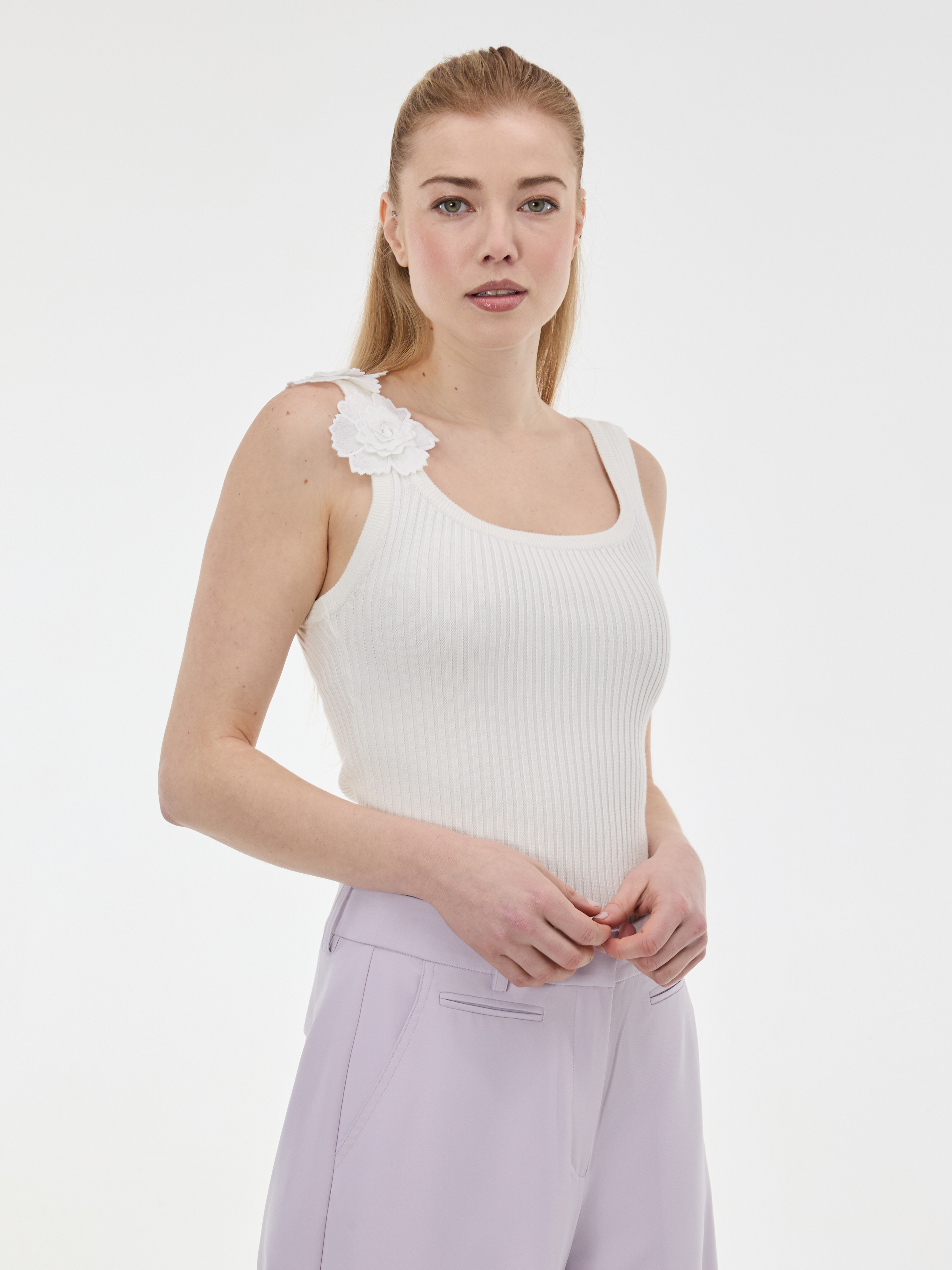 Бял дамски потник с апликация ORSAY