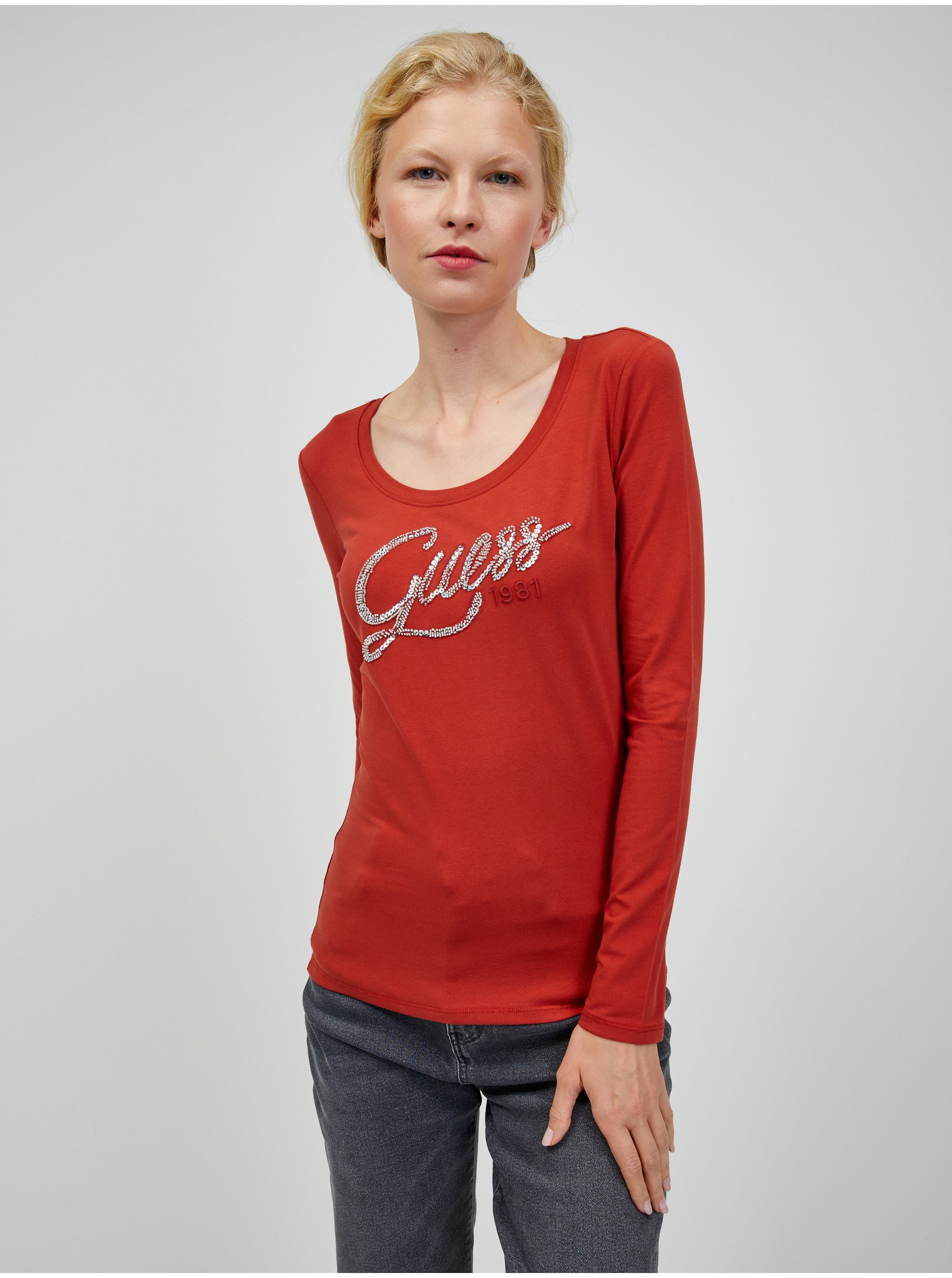 Levně Cihlové dámské tričko s dlouhým rukávem Guess Bryanna - Dámské