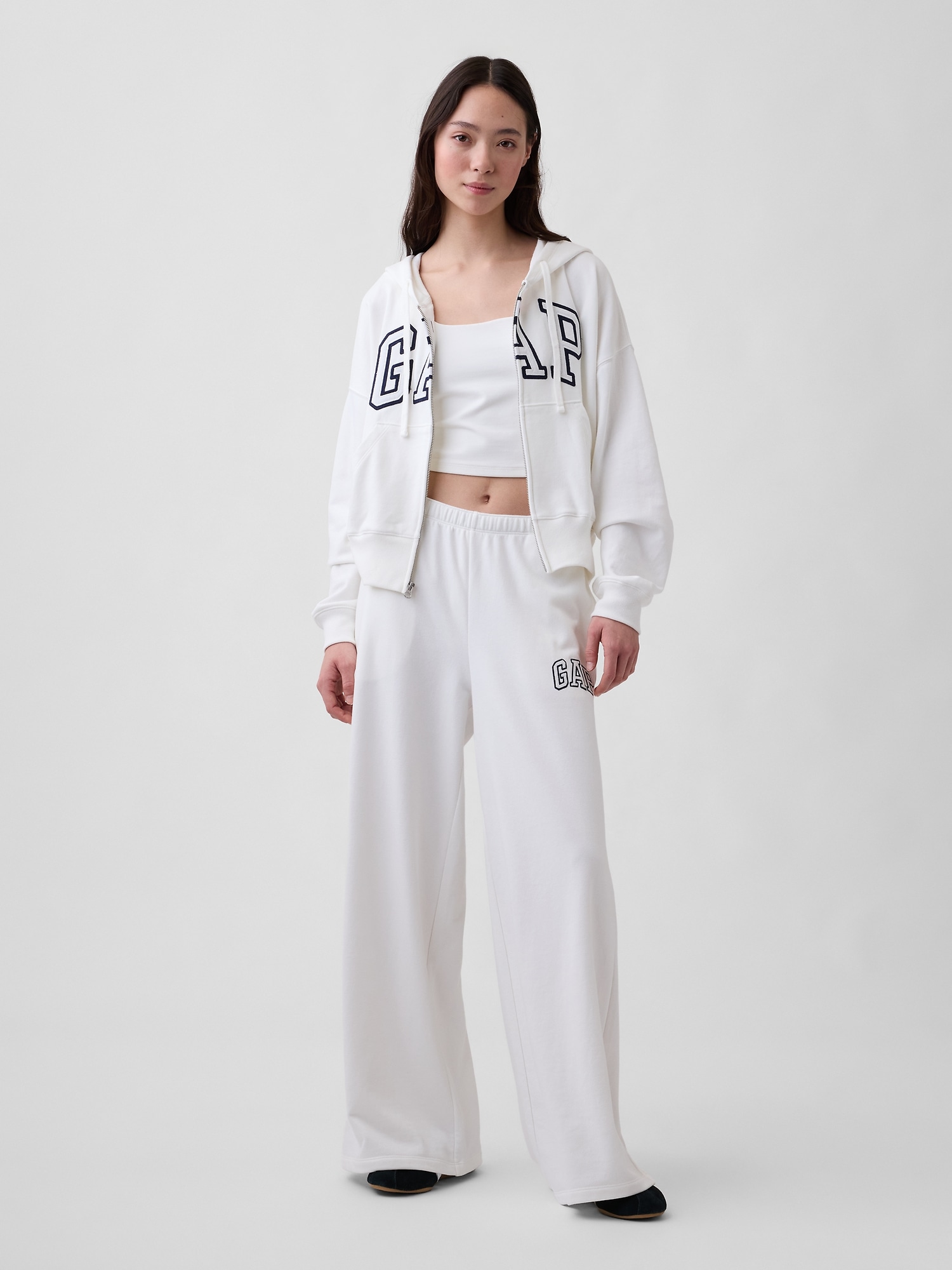 Дамски спортен панталон GAP с широки крачоли и лого