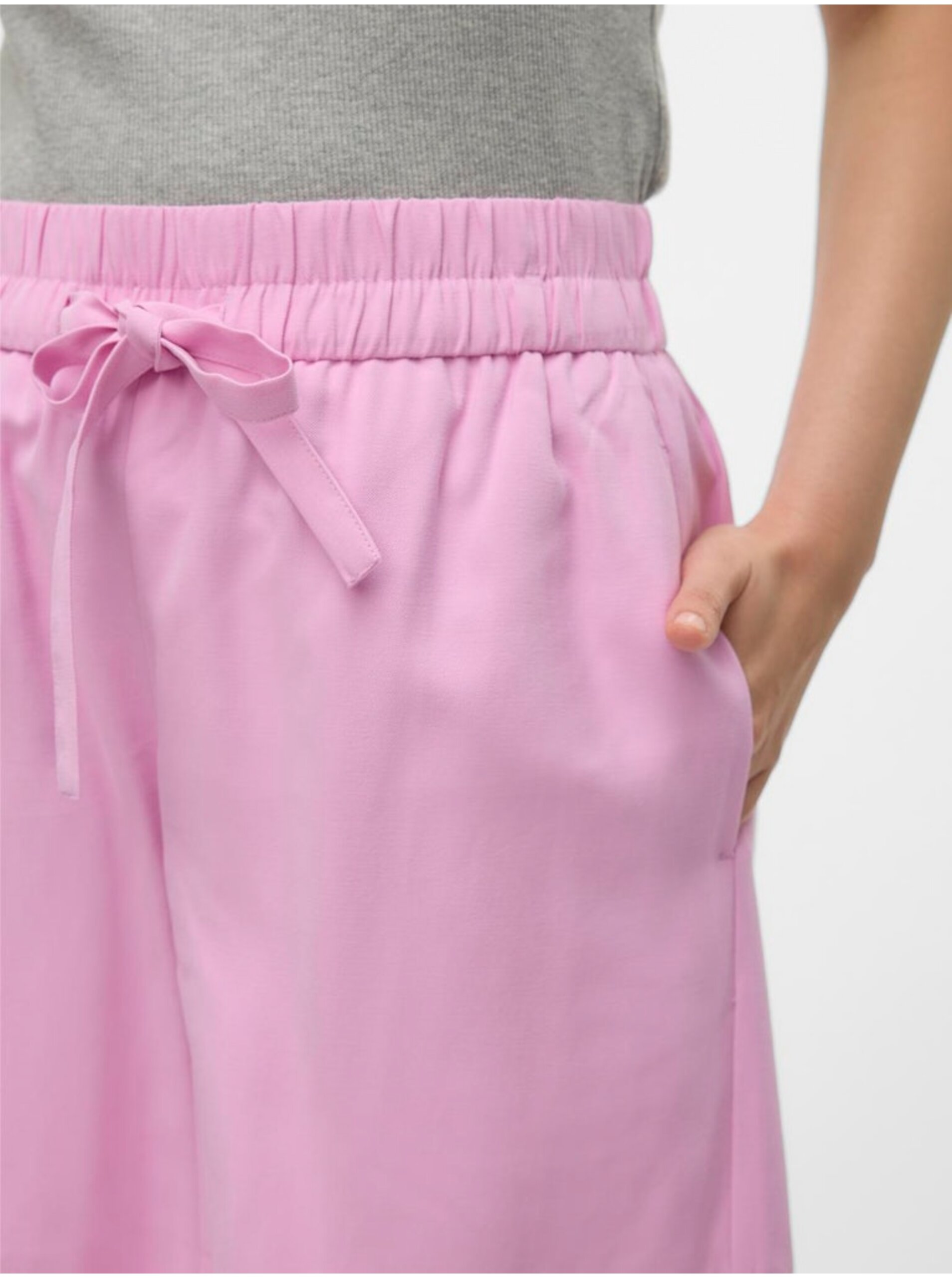 Pantaloni scurti pentru femei VERO MODA - roz deschis