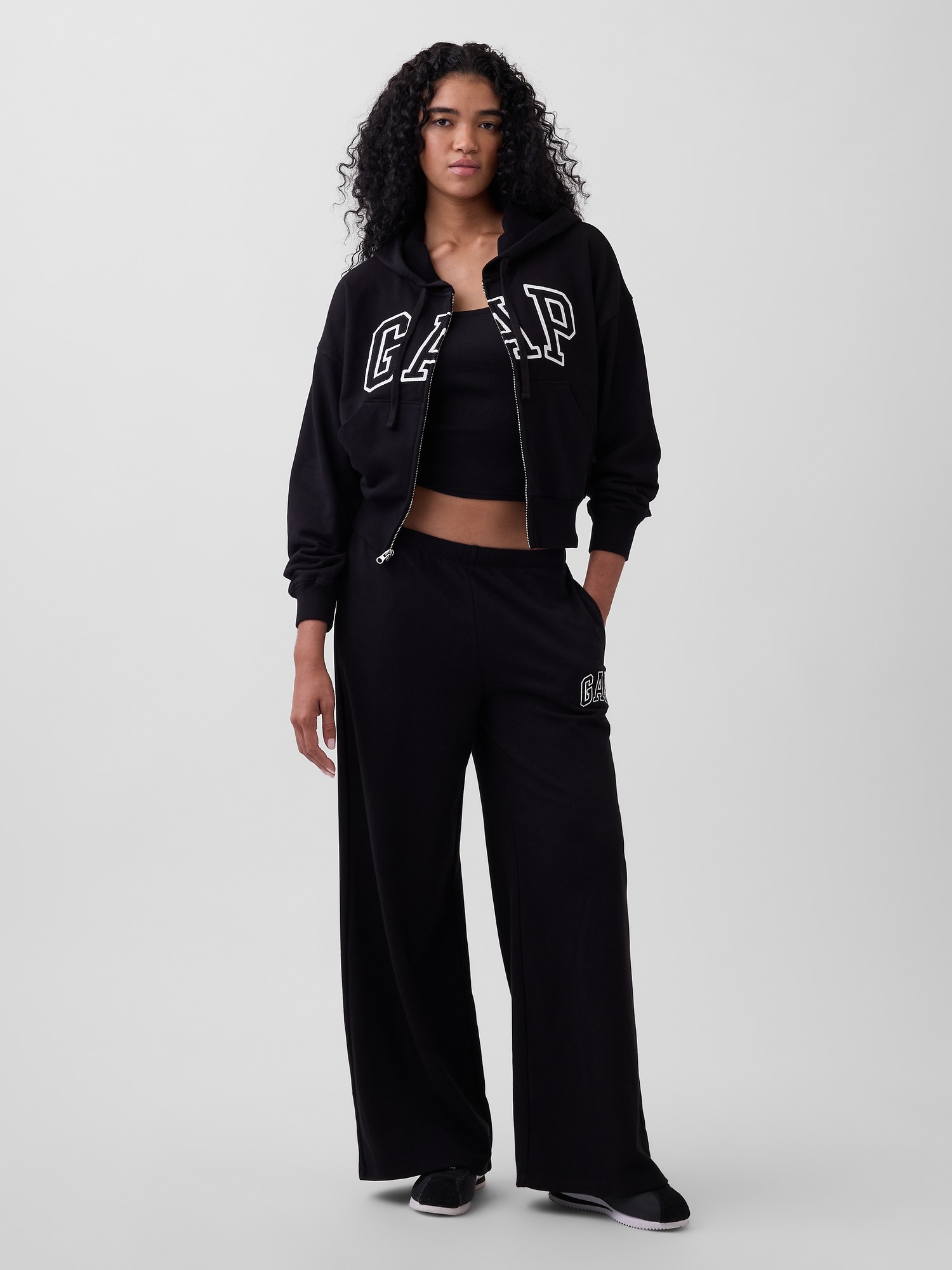 Дамски спортни панталони GAP с лого