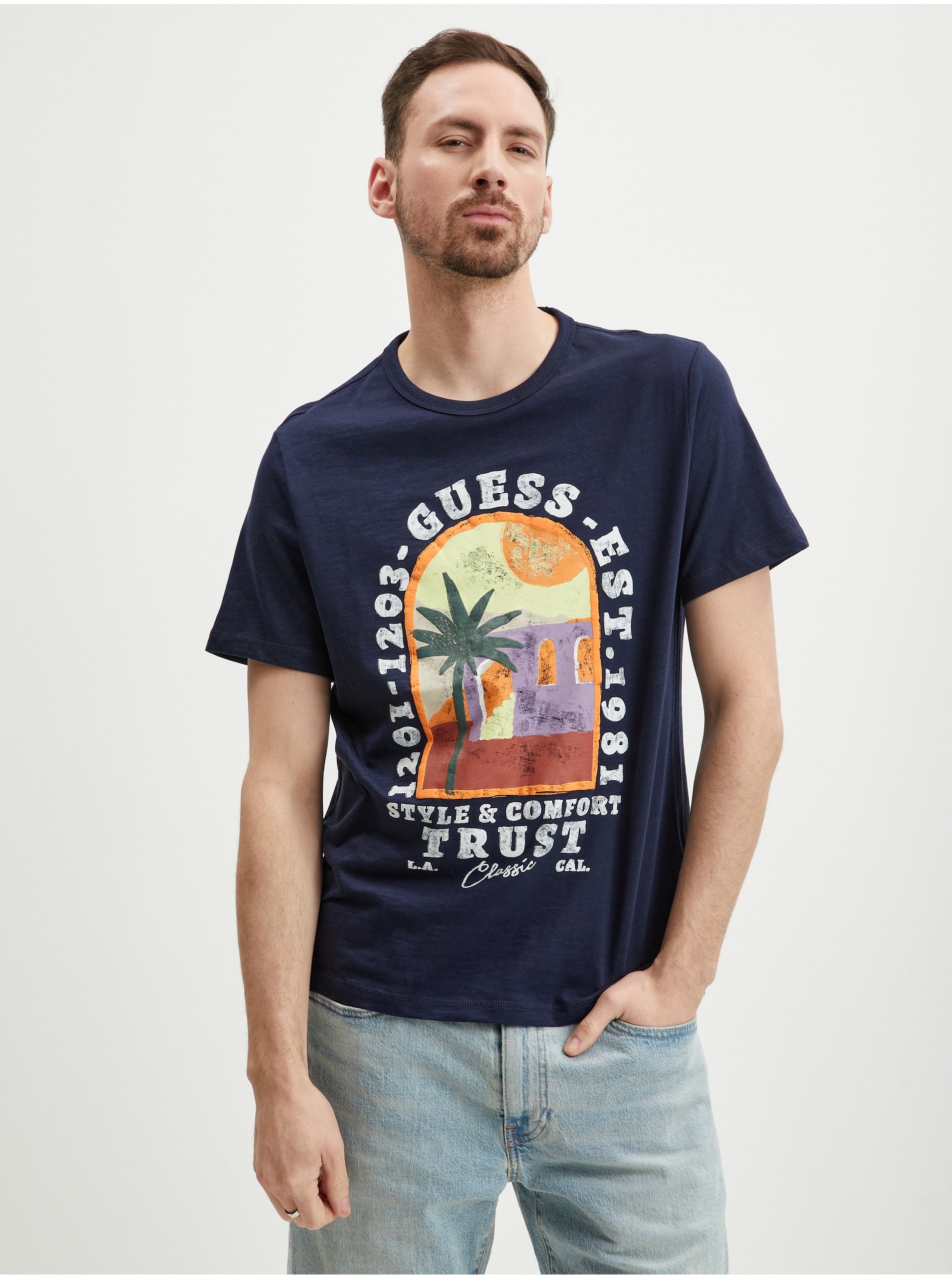 Levně Tmavě modré pánské tričko Guess Palm Window - Pánské