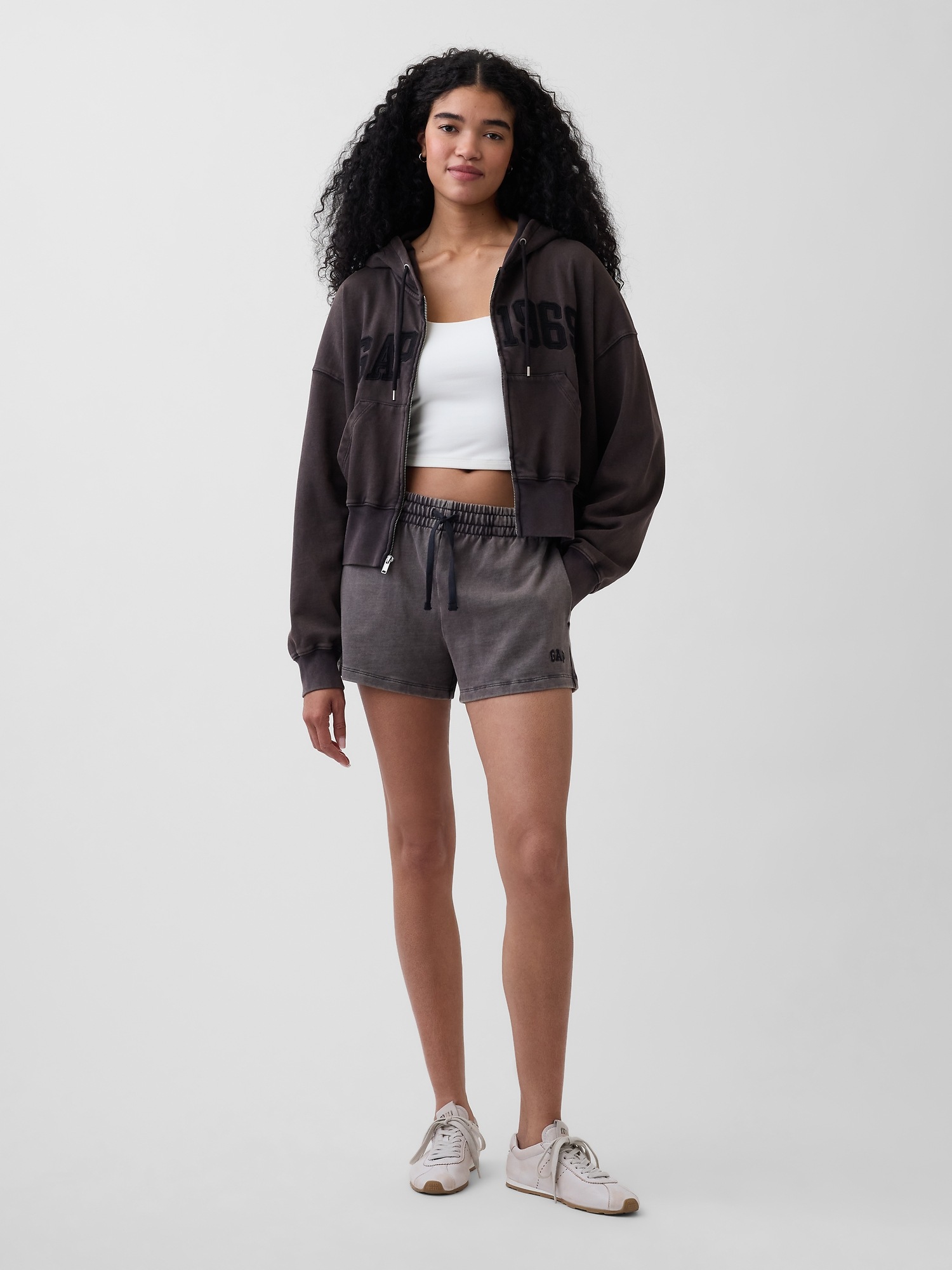 Дамски спортни шорти GAP с лого