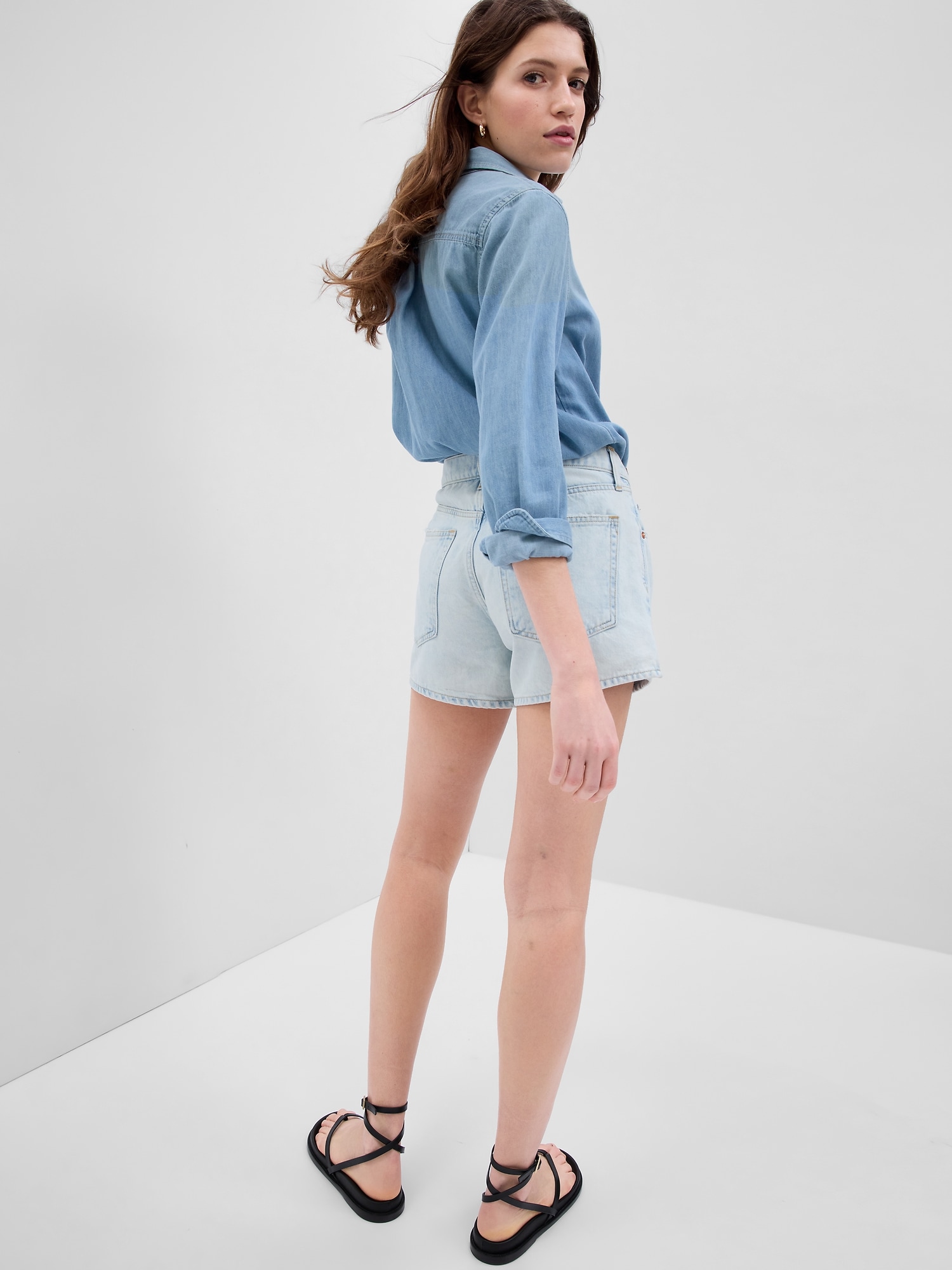 Pantaloni scurti pentru femei GAP - albastru deschis