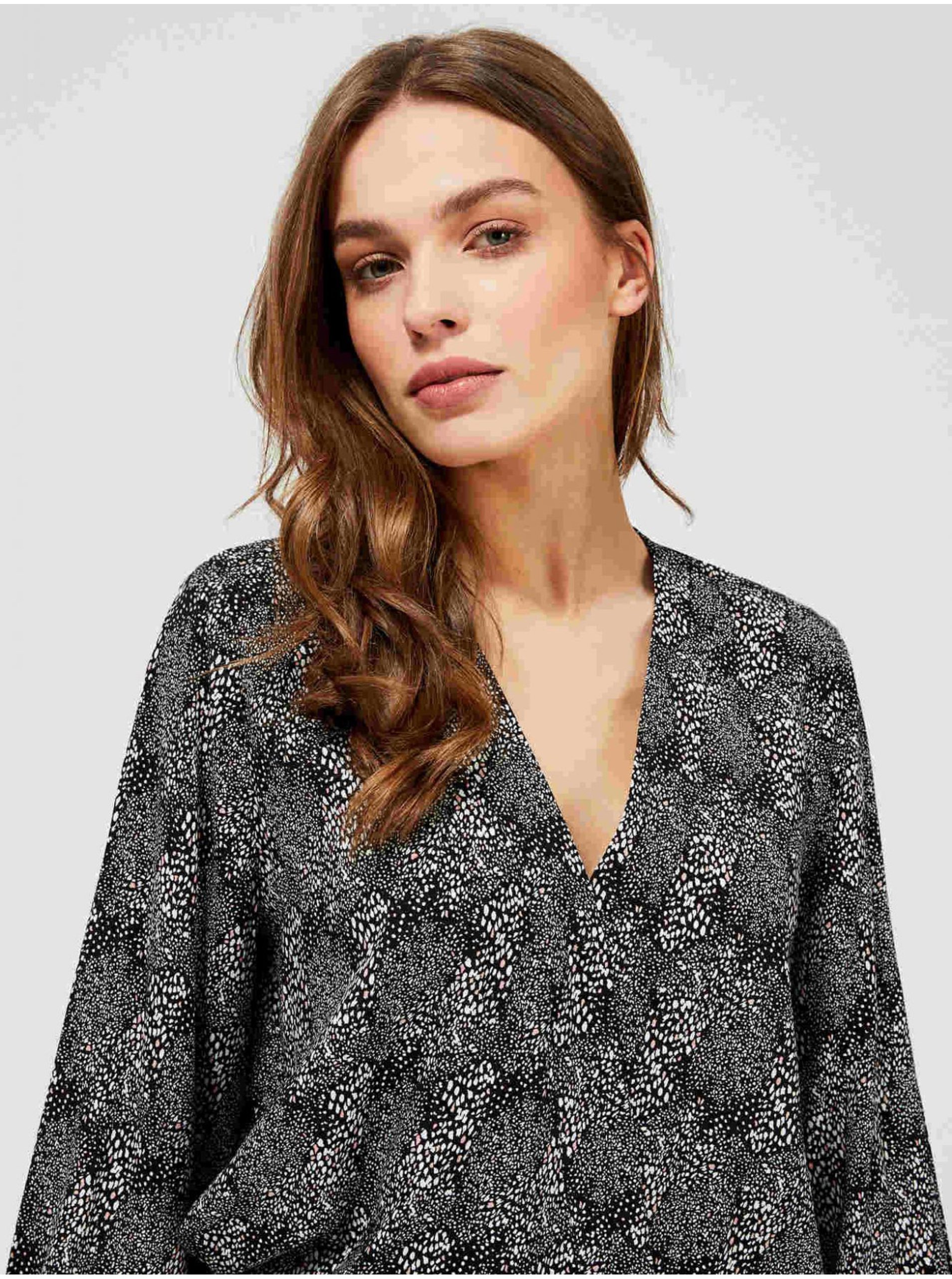 Moodo cămașă s mašlí cu un model mic