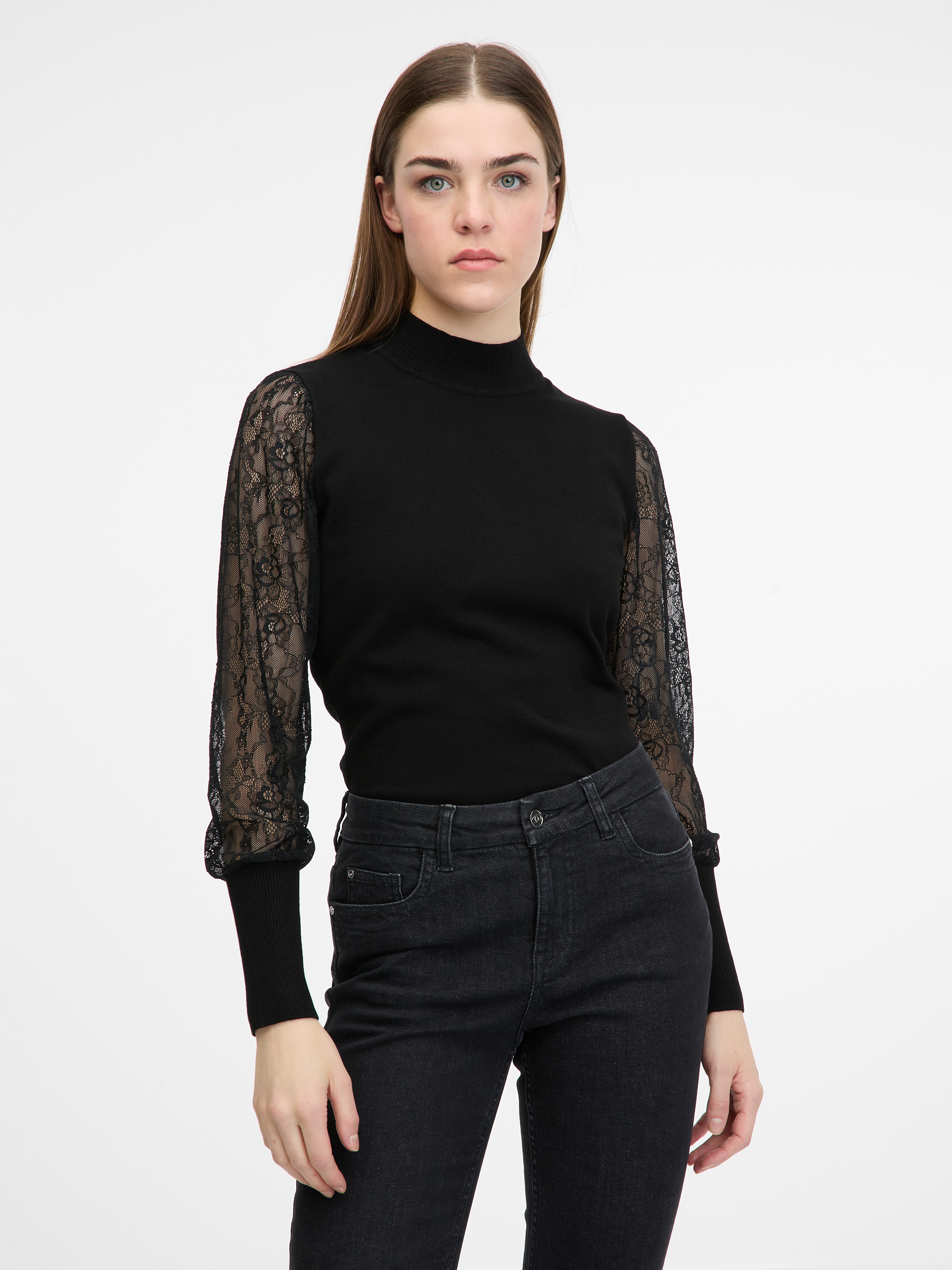 Černý dámský svetr s krajkovými rukávy