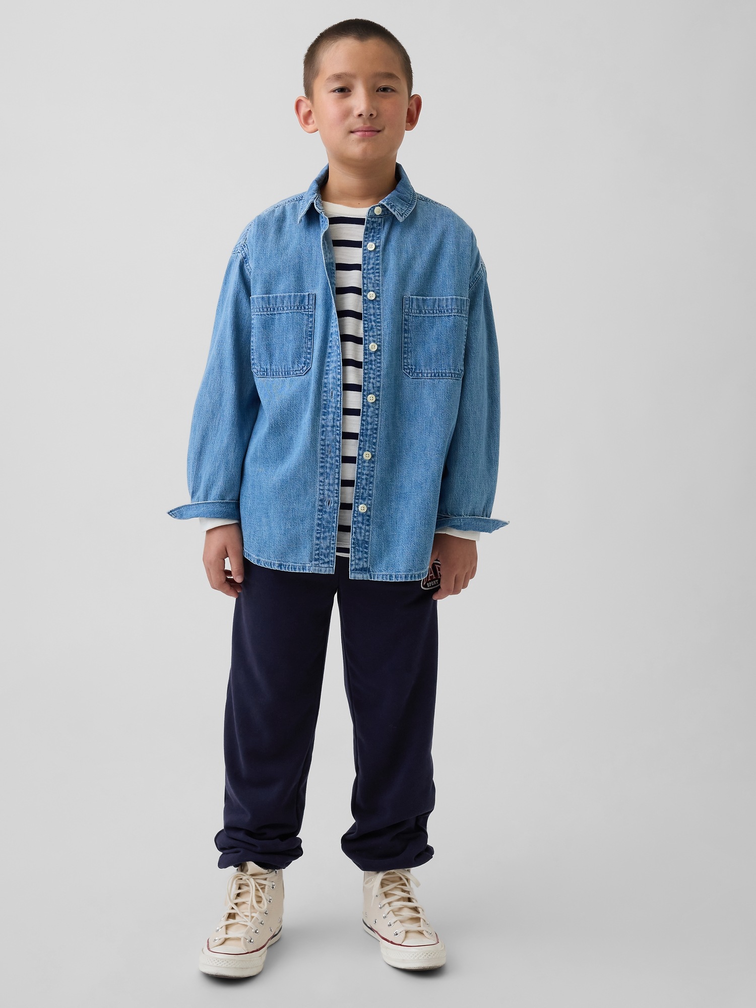 Момчешки спортни панталони GAP с лого