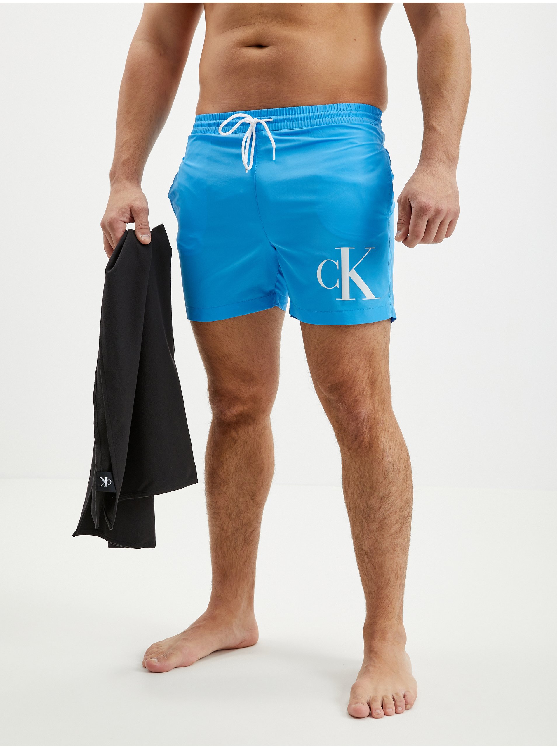 Levně Sada pánských plavek v modré barvě a ručníku Calvin Klein Underwear - Pánské