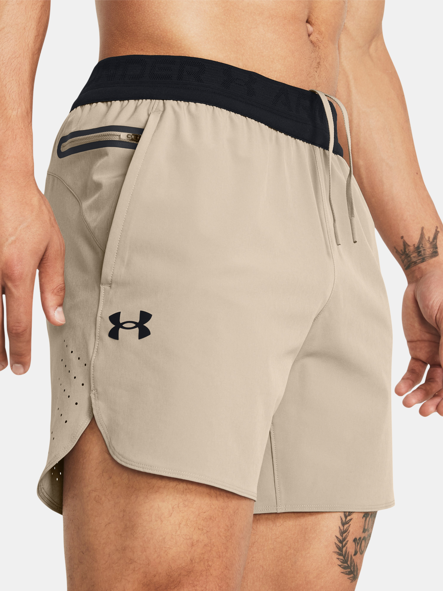 Pantaloni scurti pentru barbati Under Armour - maro deschis