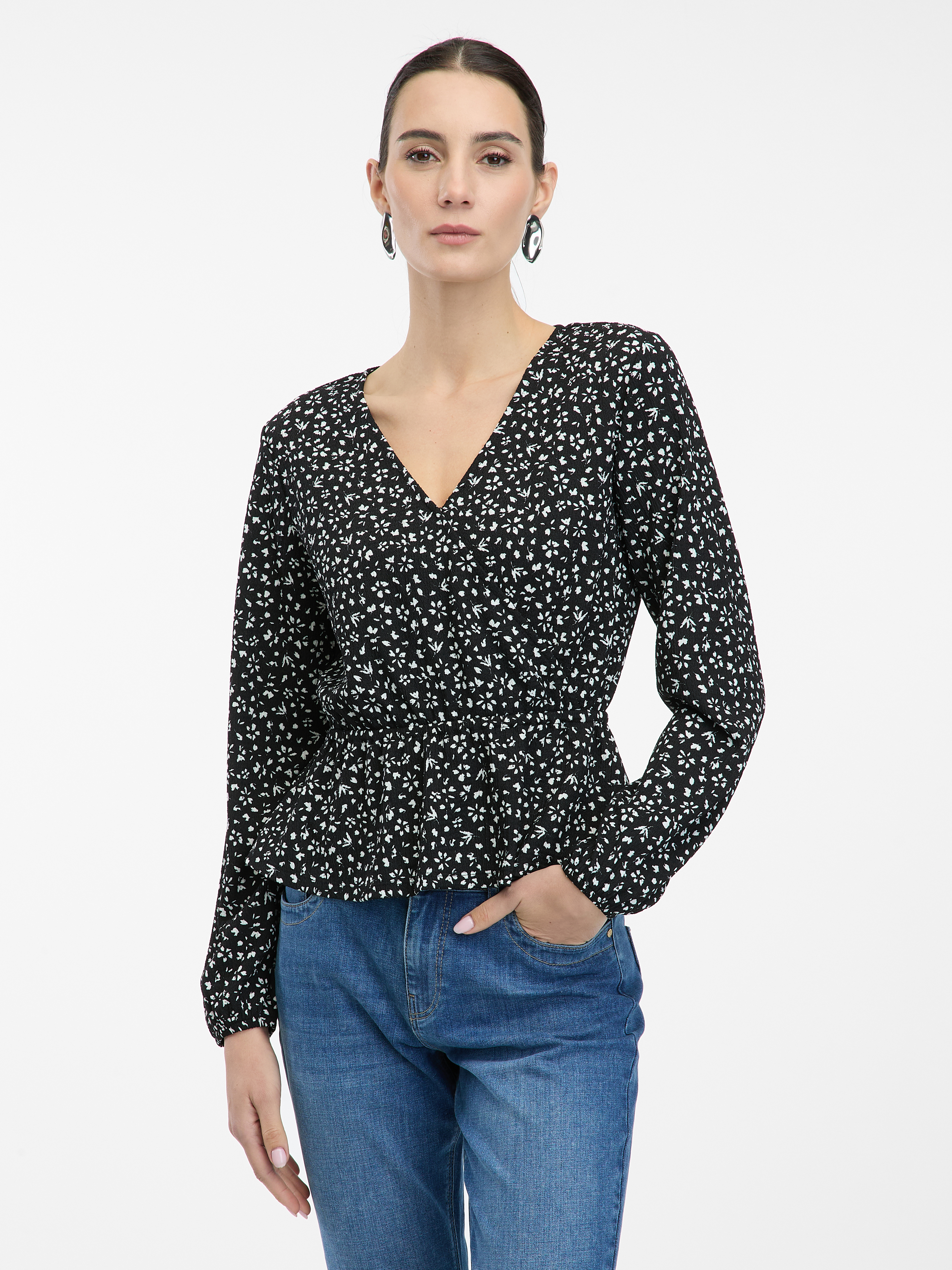 Černá dámská halenka s květinovým vzorem