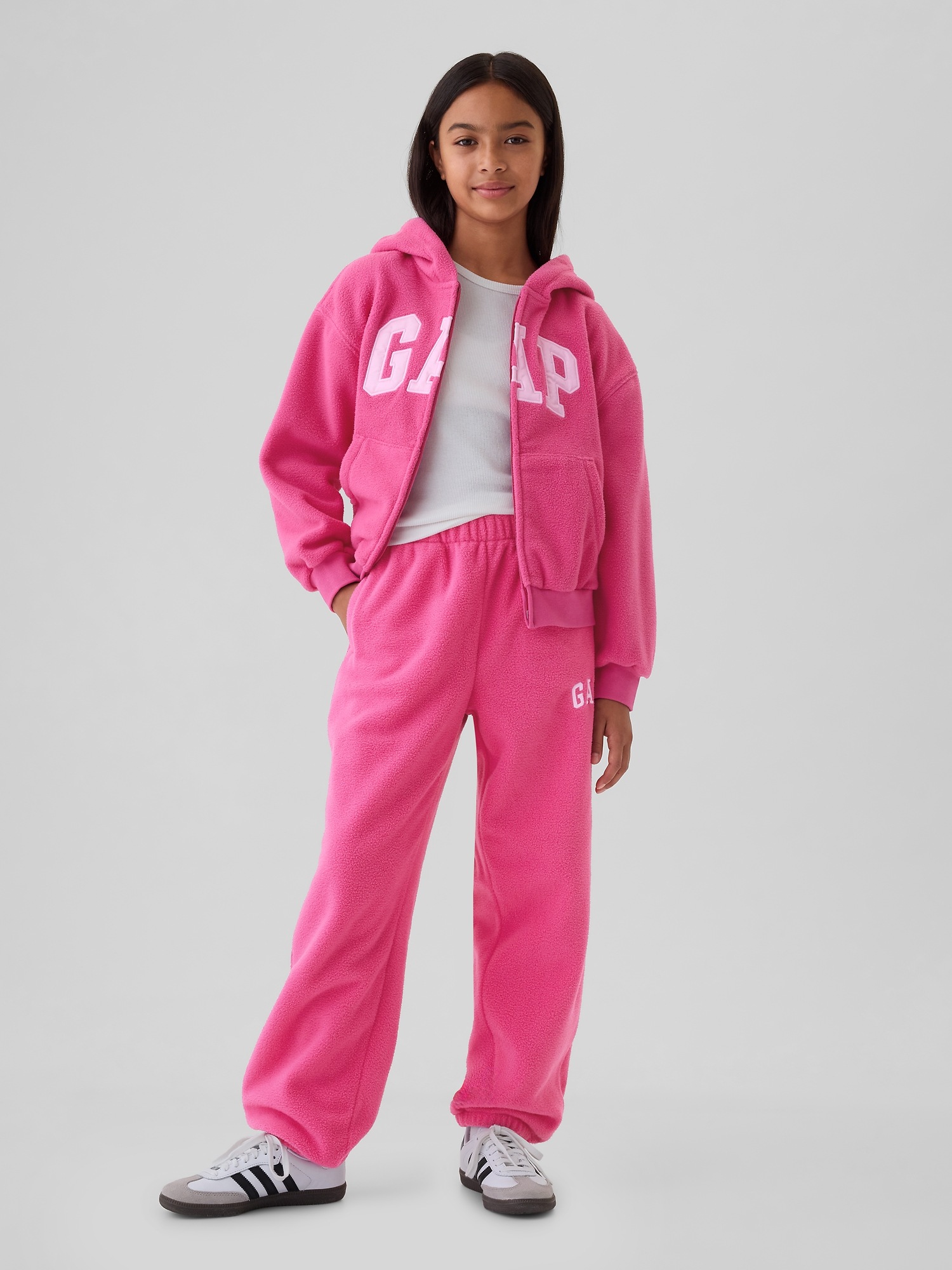 GAP Children&#039;s fleece oversized sweatshirt with logo - Girls