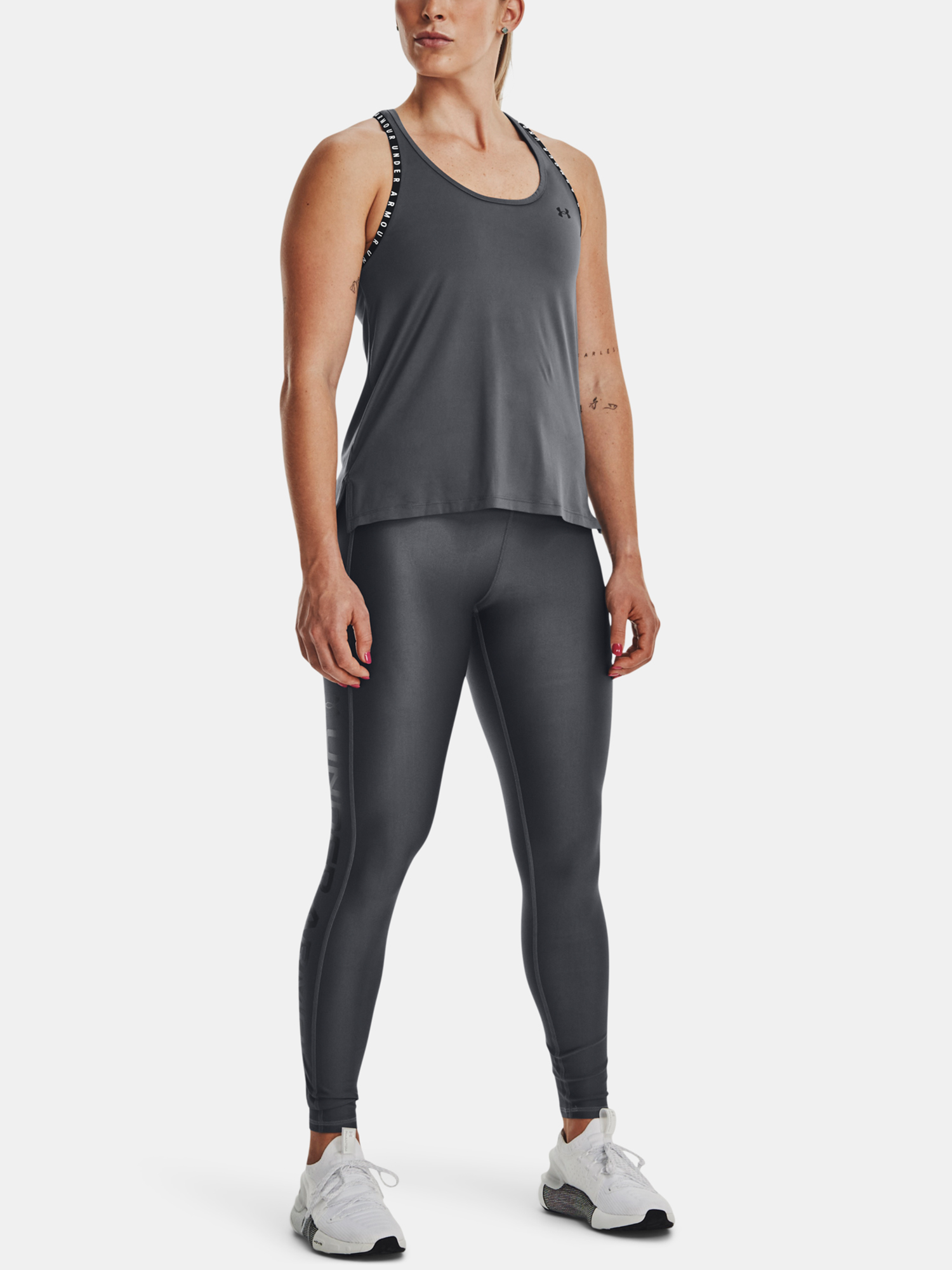 Pantaloni si pantaloni scurti pentru femei Under Armour - gri