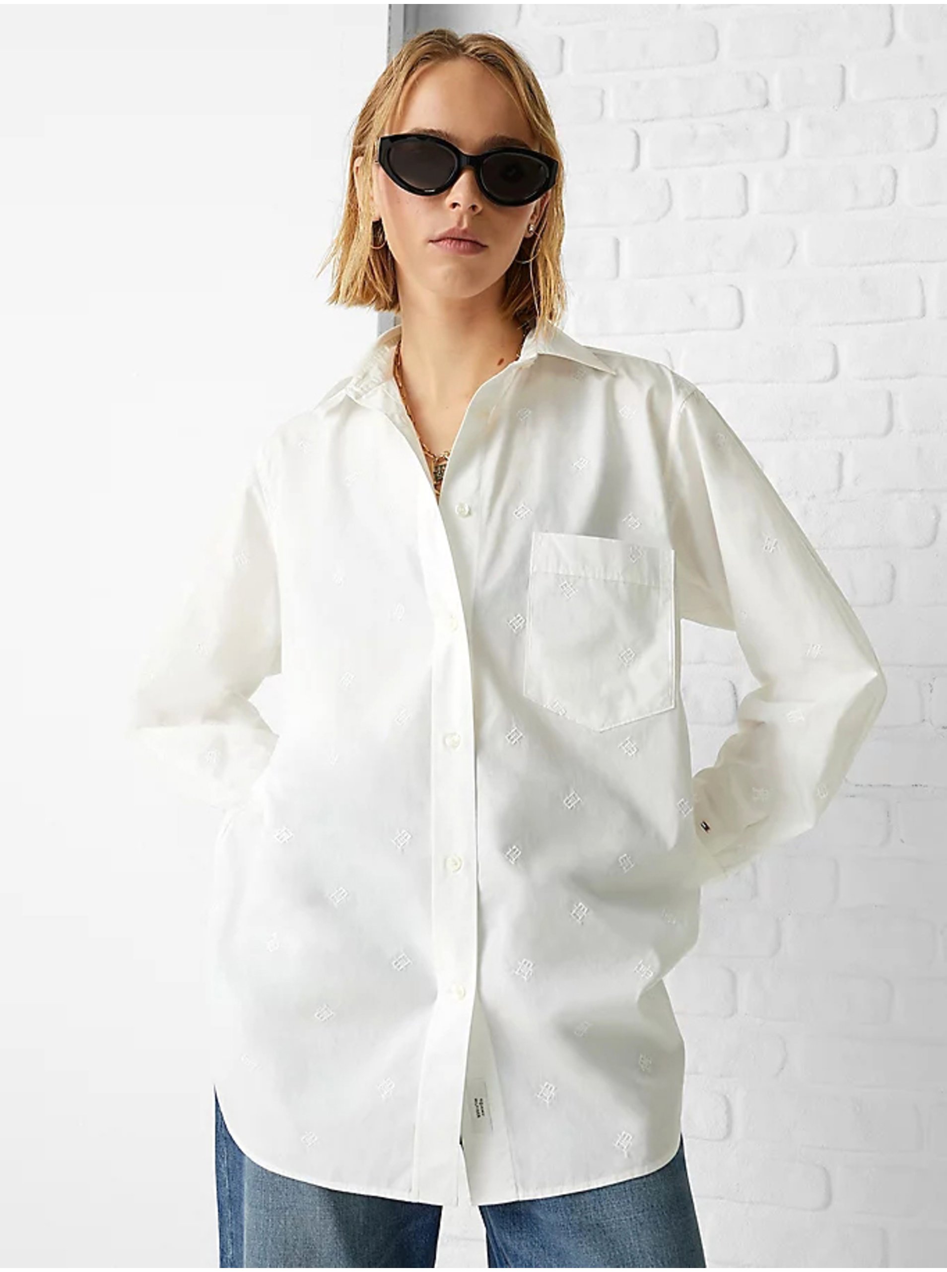 Levně Bílá dámská oversize košile s výšivkou Tommy Hilfiger - Dámské
