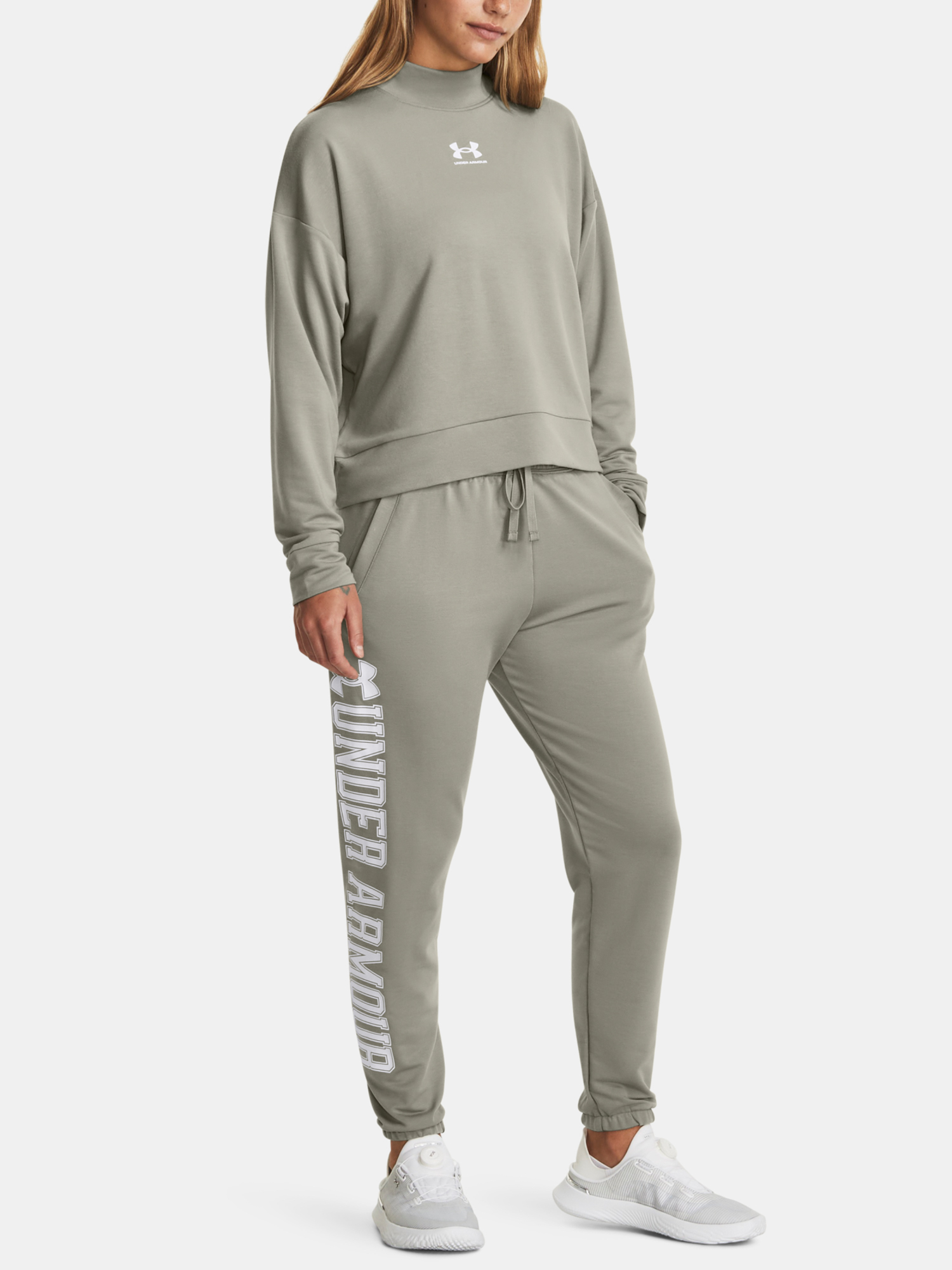 Pantaloni si pantaloni scurti pentru femei Under Armour - gri