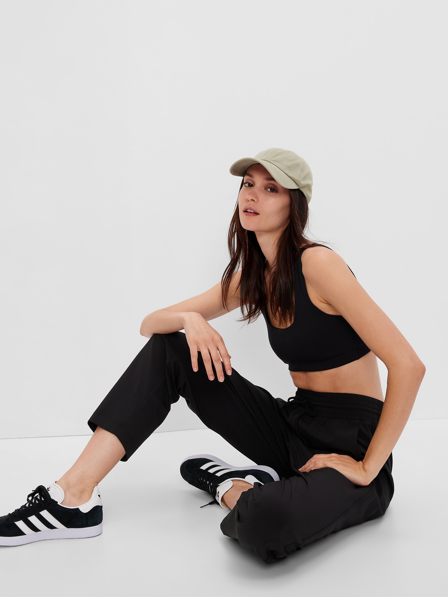 Pantaloni si pantaloni scurti pentru femei GAP - negru