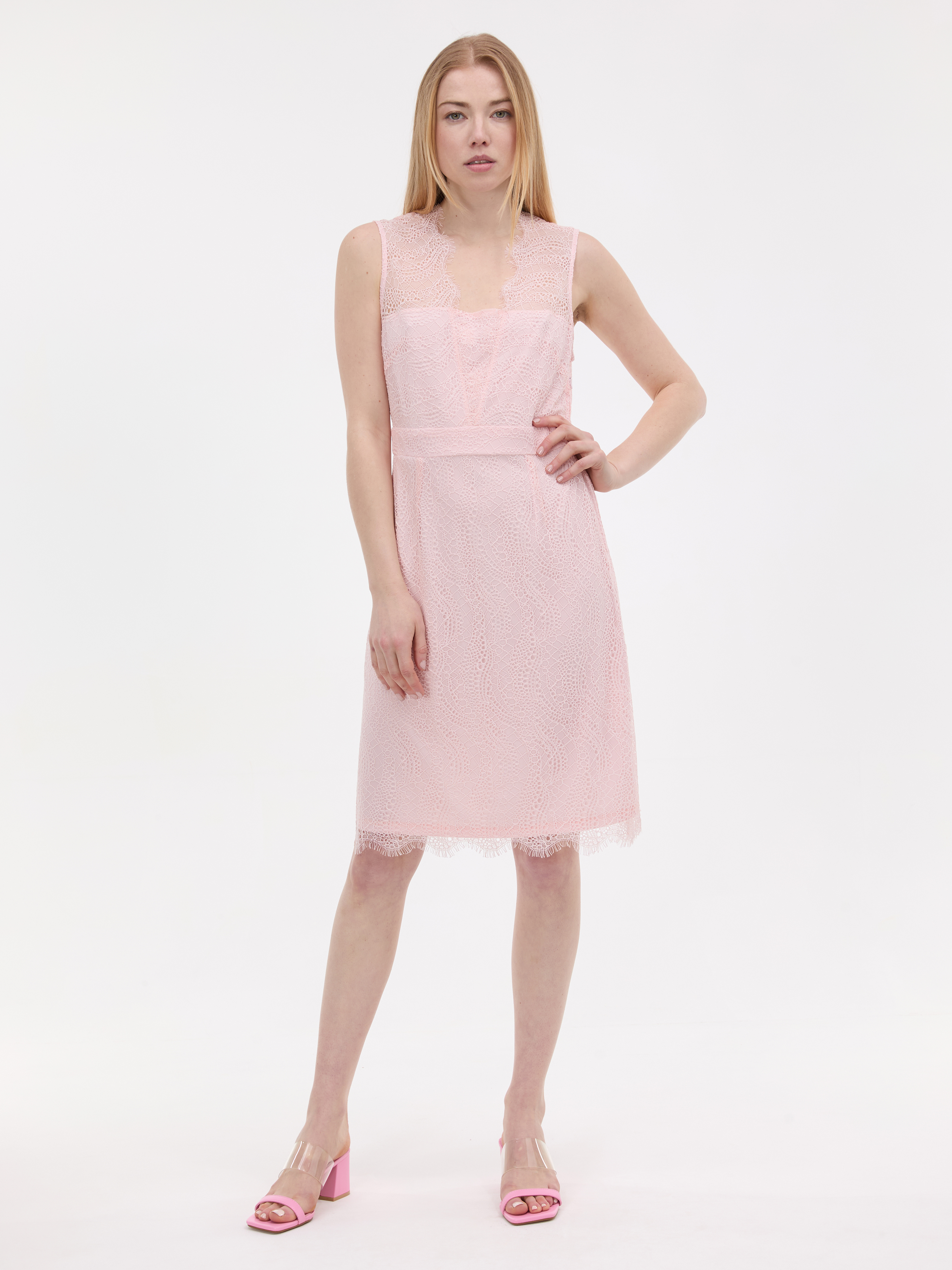 Světle růžové krajkové pouzdrové šaty