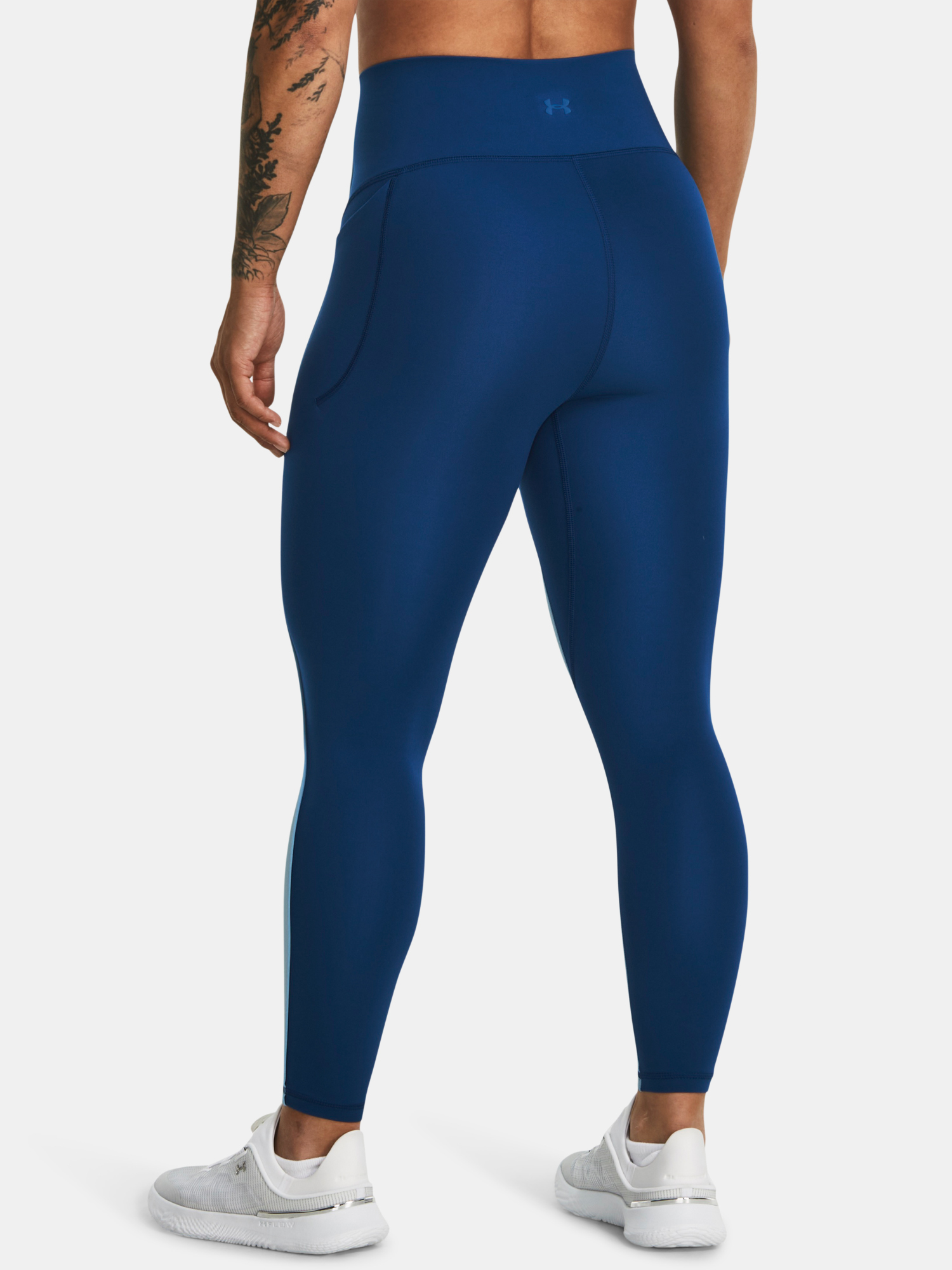 Pantaloni si pantaloni scurti pentru femei Under Armour - albastru deschis, albastru inchis