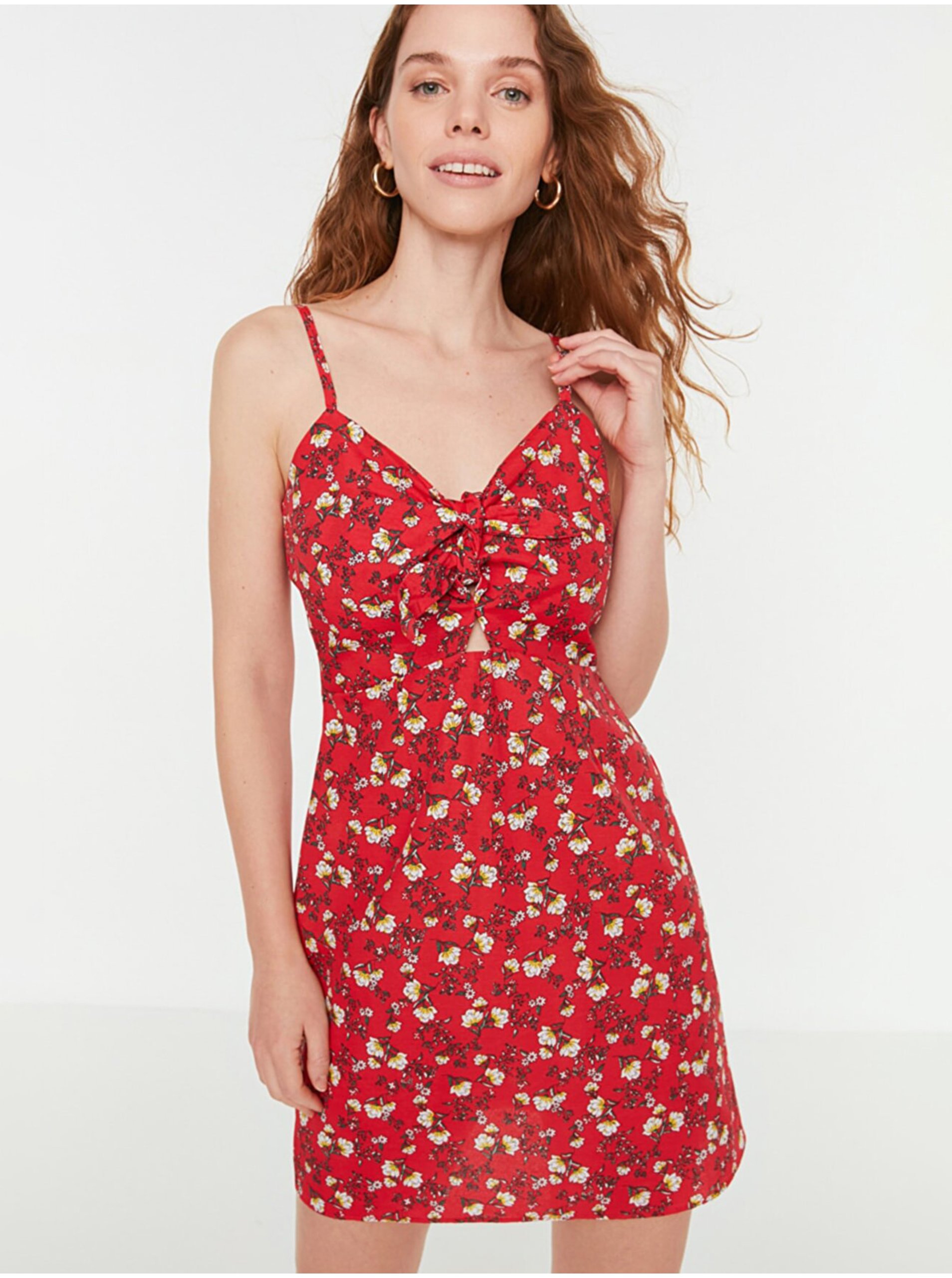 Levně Červené dámské květované krátké šaty na ramínka Trendyol - Dámské