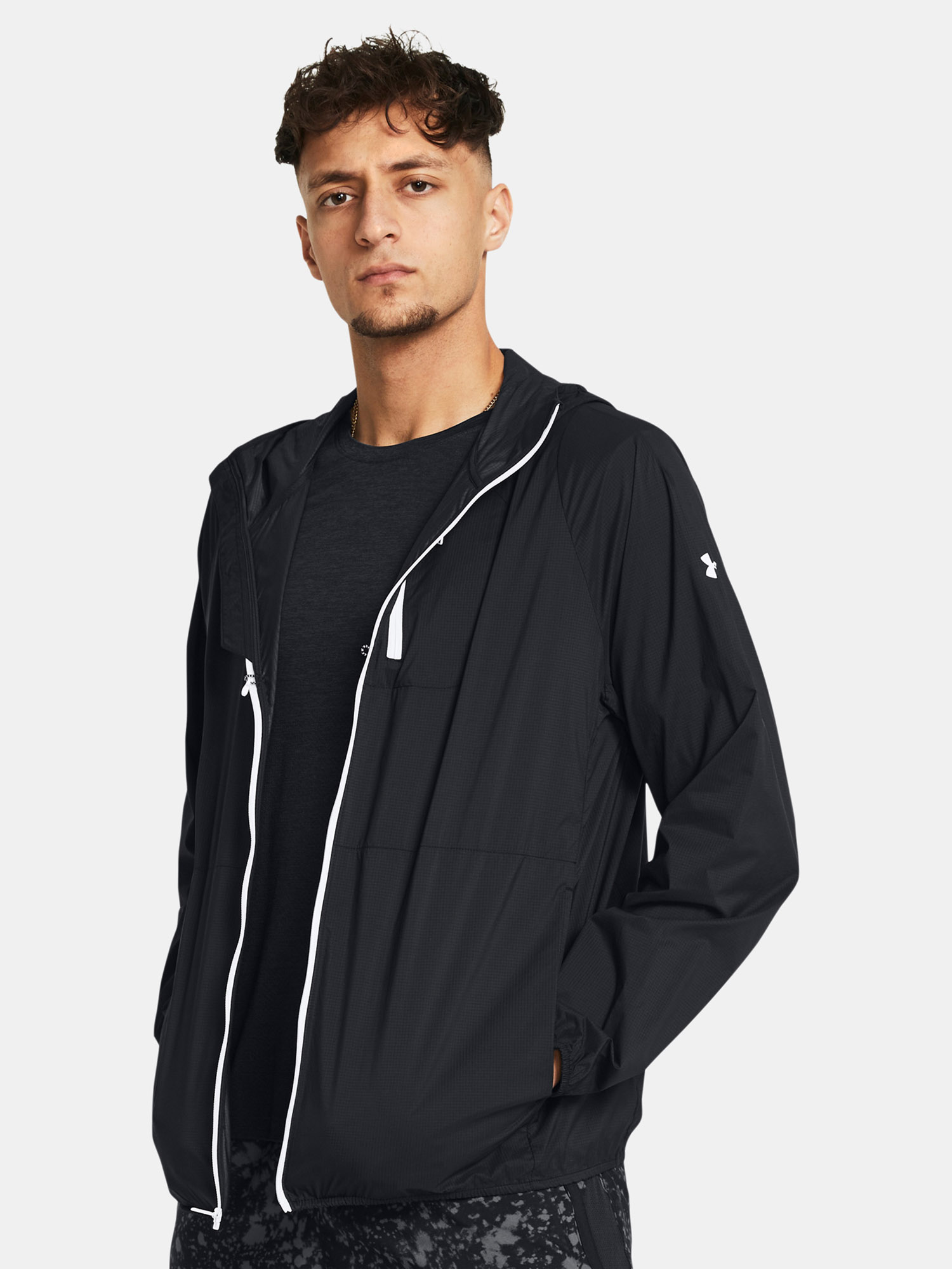 Čierna športová bunda Under Armour LAUNCH LIGHTWEIGHT JKT