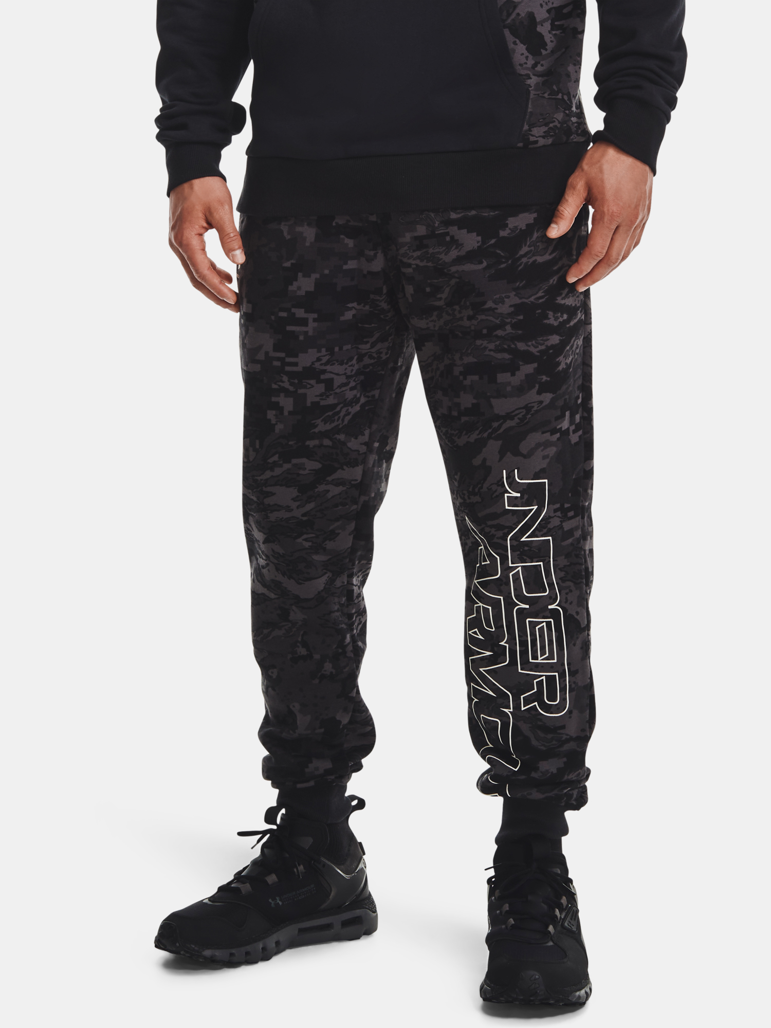 Under Armour Sweatpants RIVAL FLC CAMO SCRIPT JGR-BLK - Mens