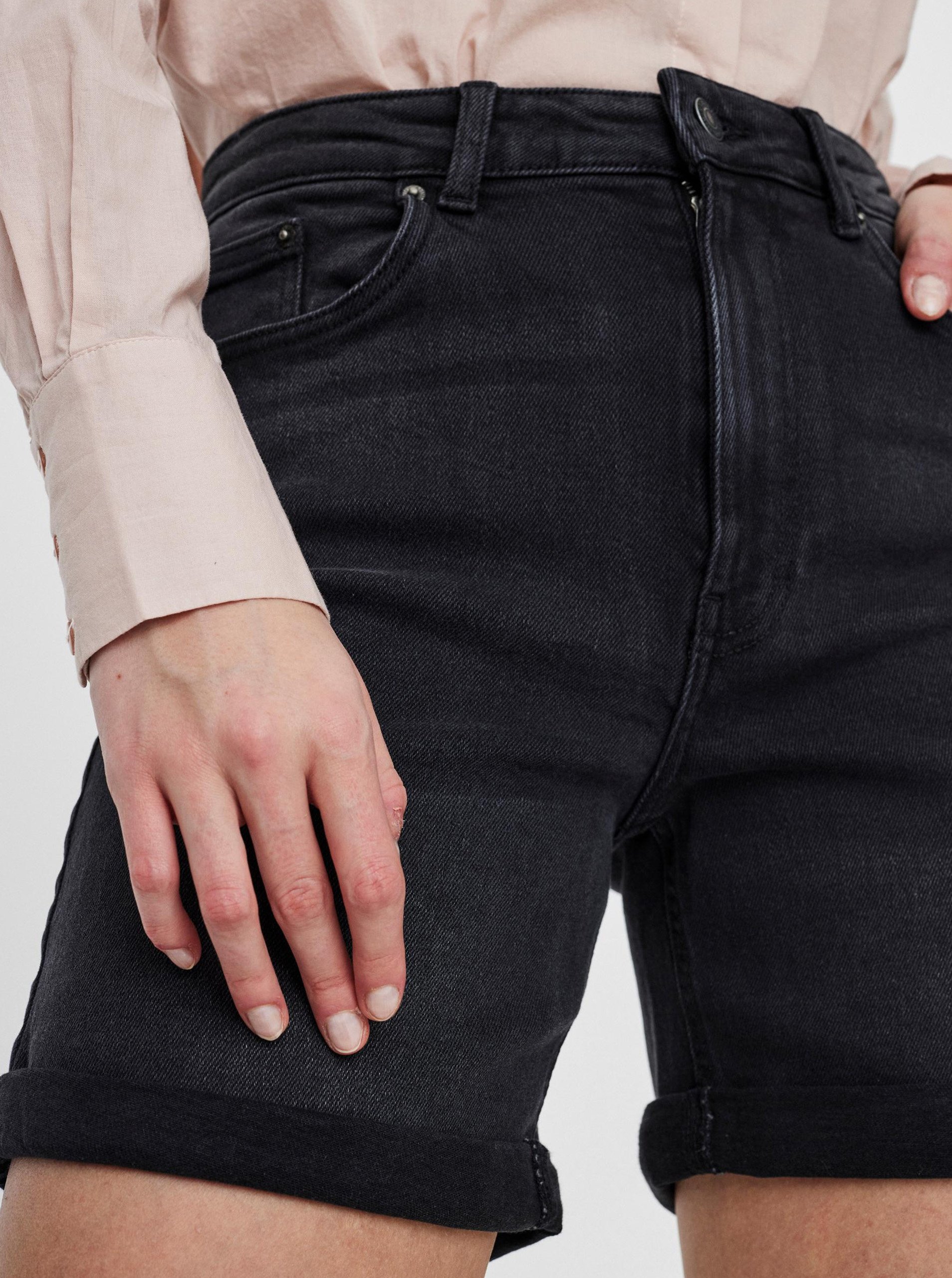 Pantaloni scurti pentru femei VERO MODA - negru
