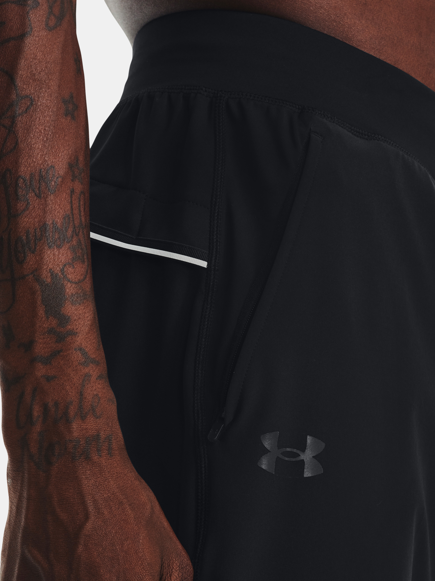 Pantaloni si pantaloni scurti pentru barbati Under Armour - negru