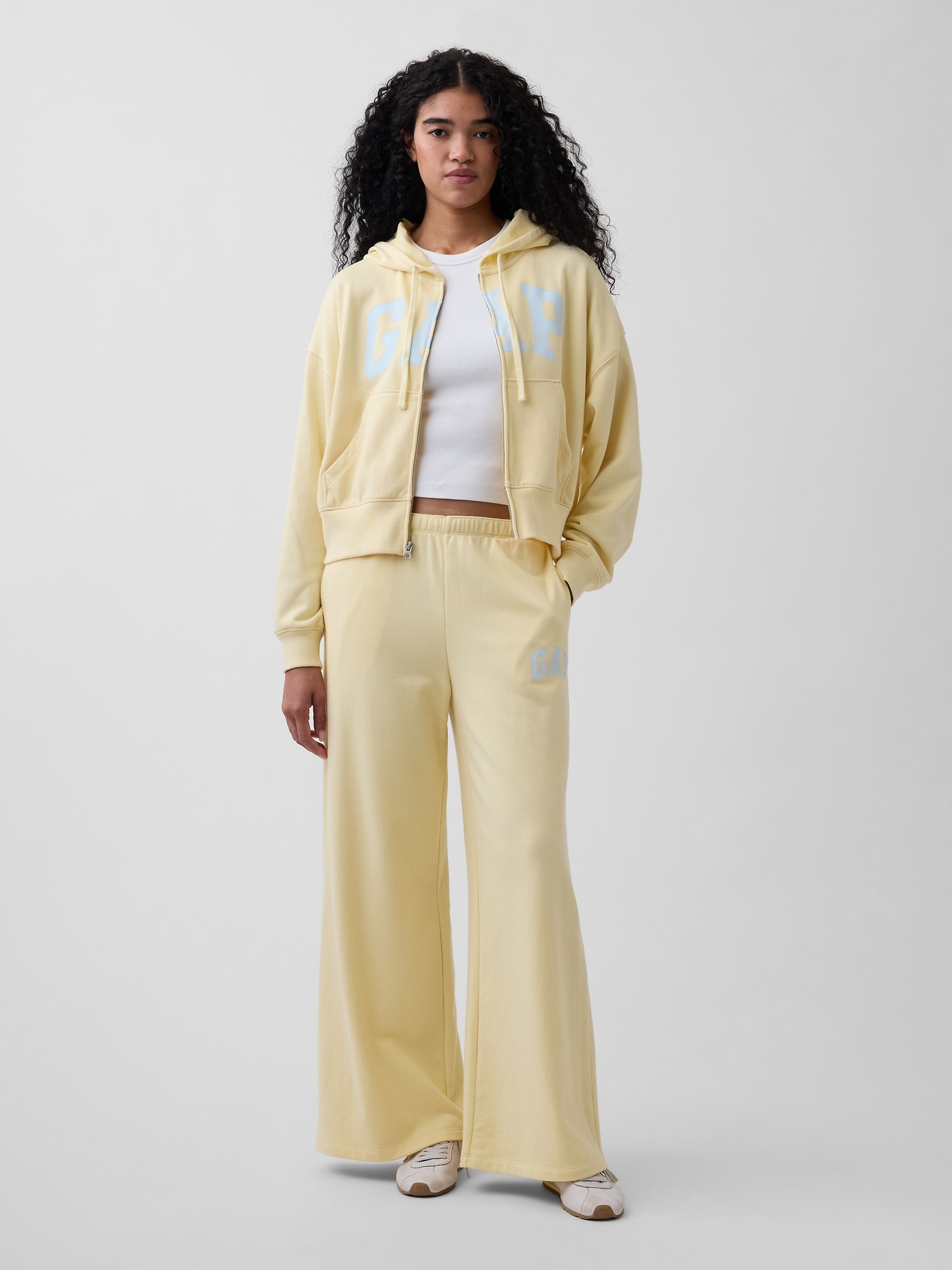 Дамски спортни панталони GAP с широки крачоли