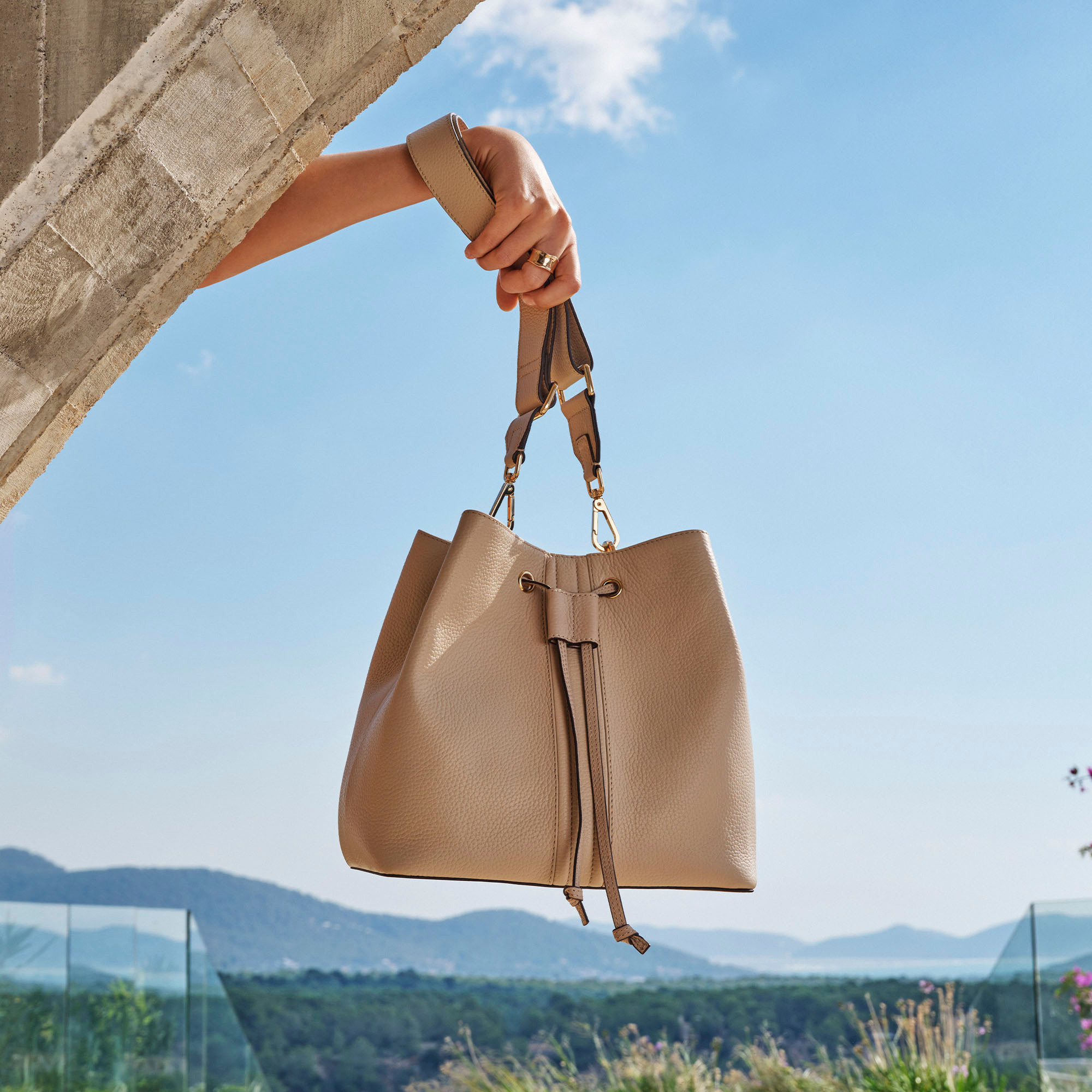 Cream women&#039;s handbag Geox Andrenne - Women&#039;s