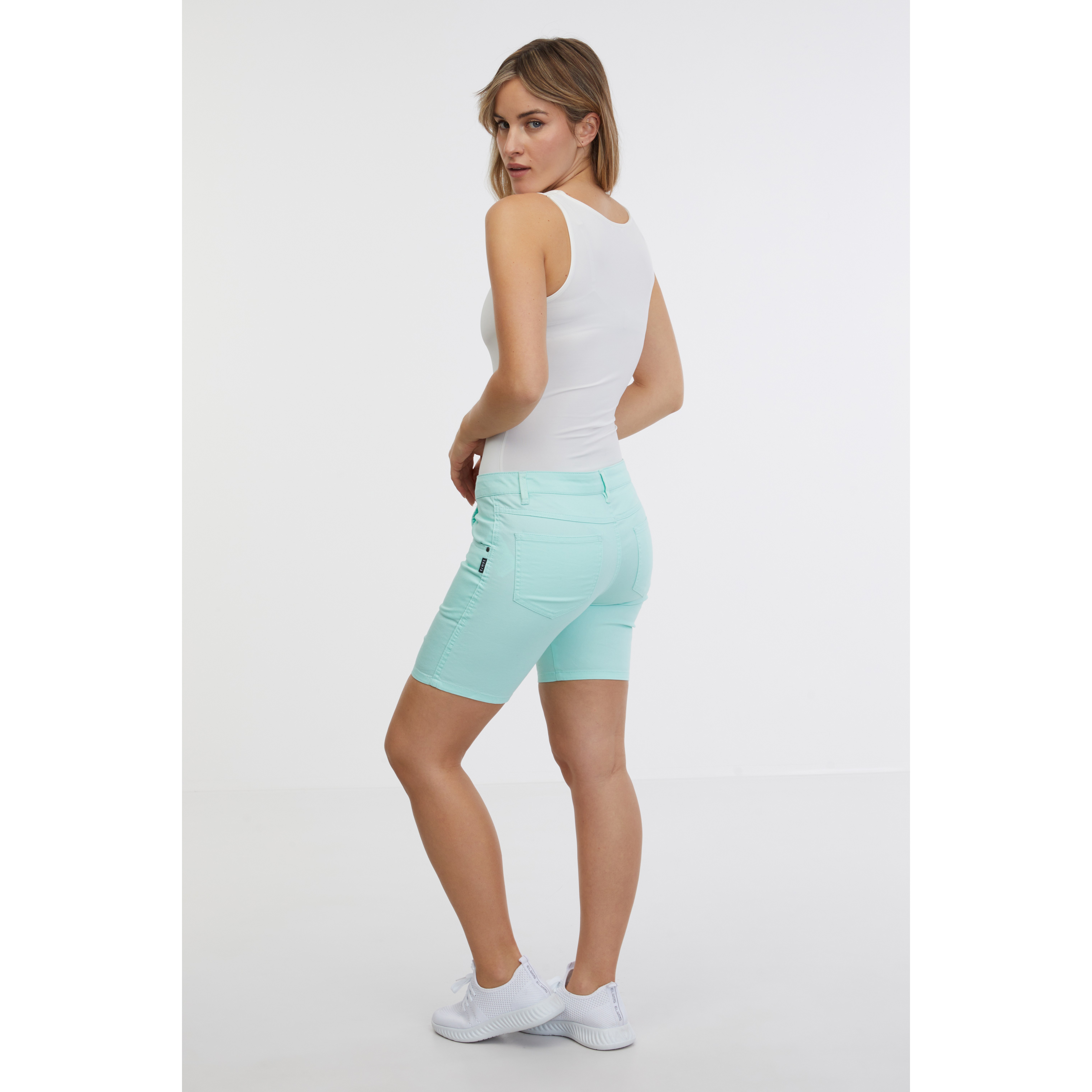 Pantaloni scurti pentru femei SAM 73 - turcoaz