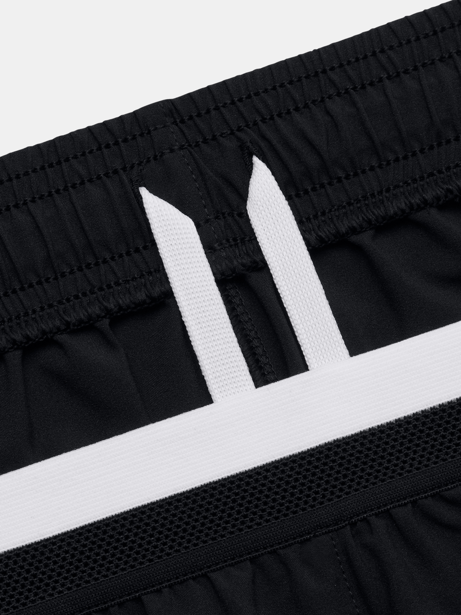 Pantaloni si pantaloni scurti pentru femei Under Armour - negru