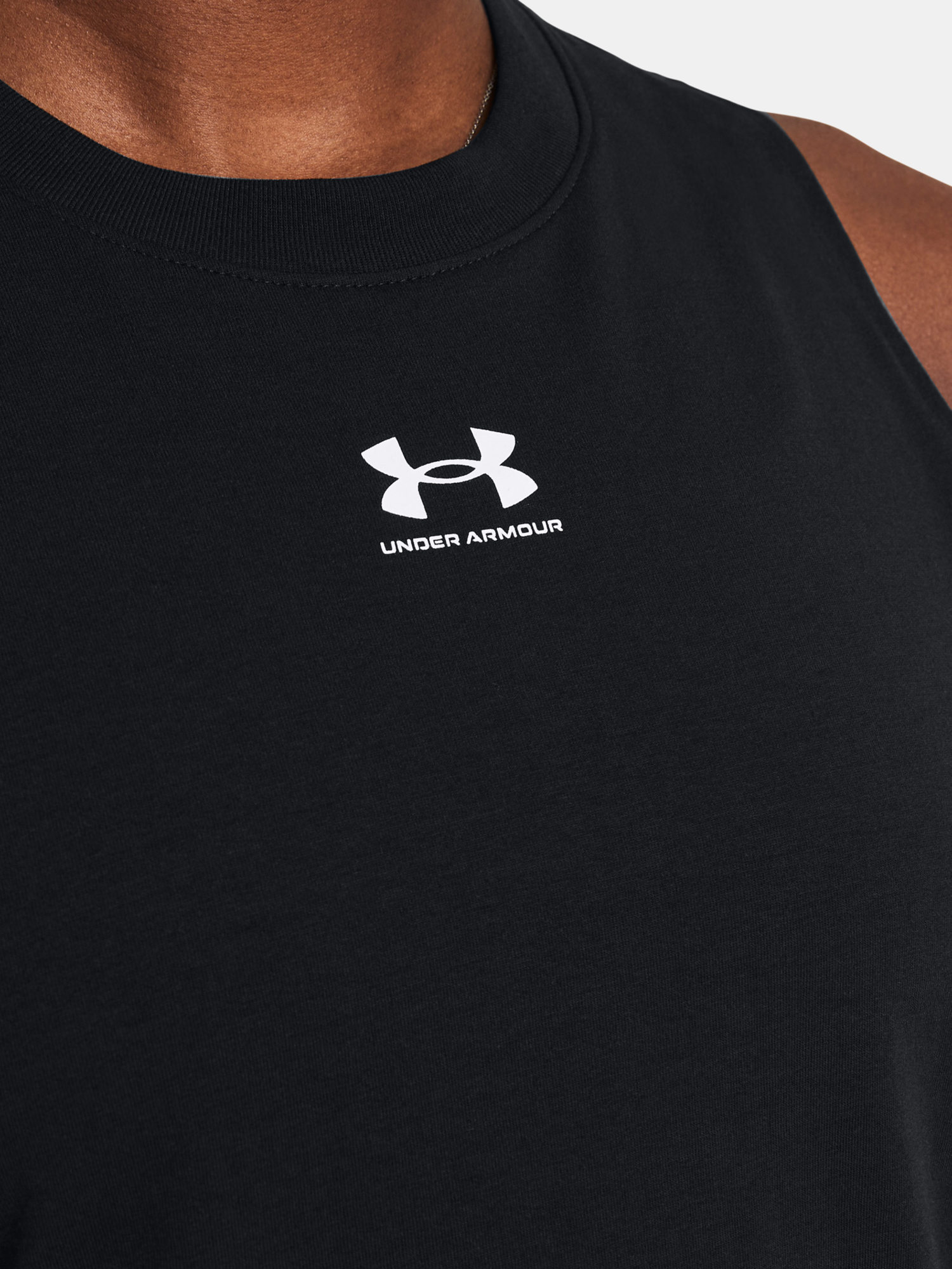 Topuri si tricouri pentru femei Under Armour - negru