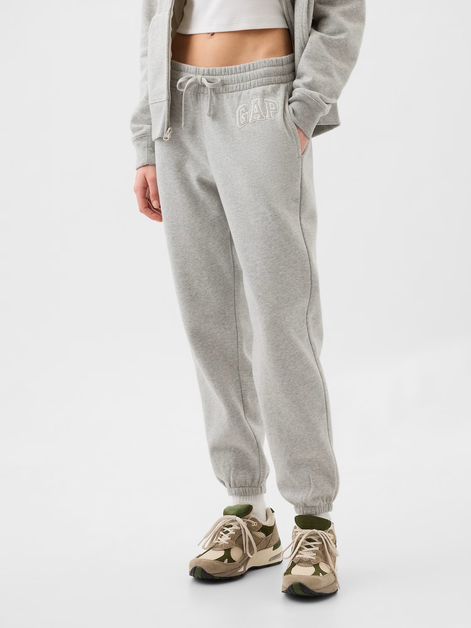 Pantaloni sport pentru femei GAP - gri deschis
