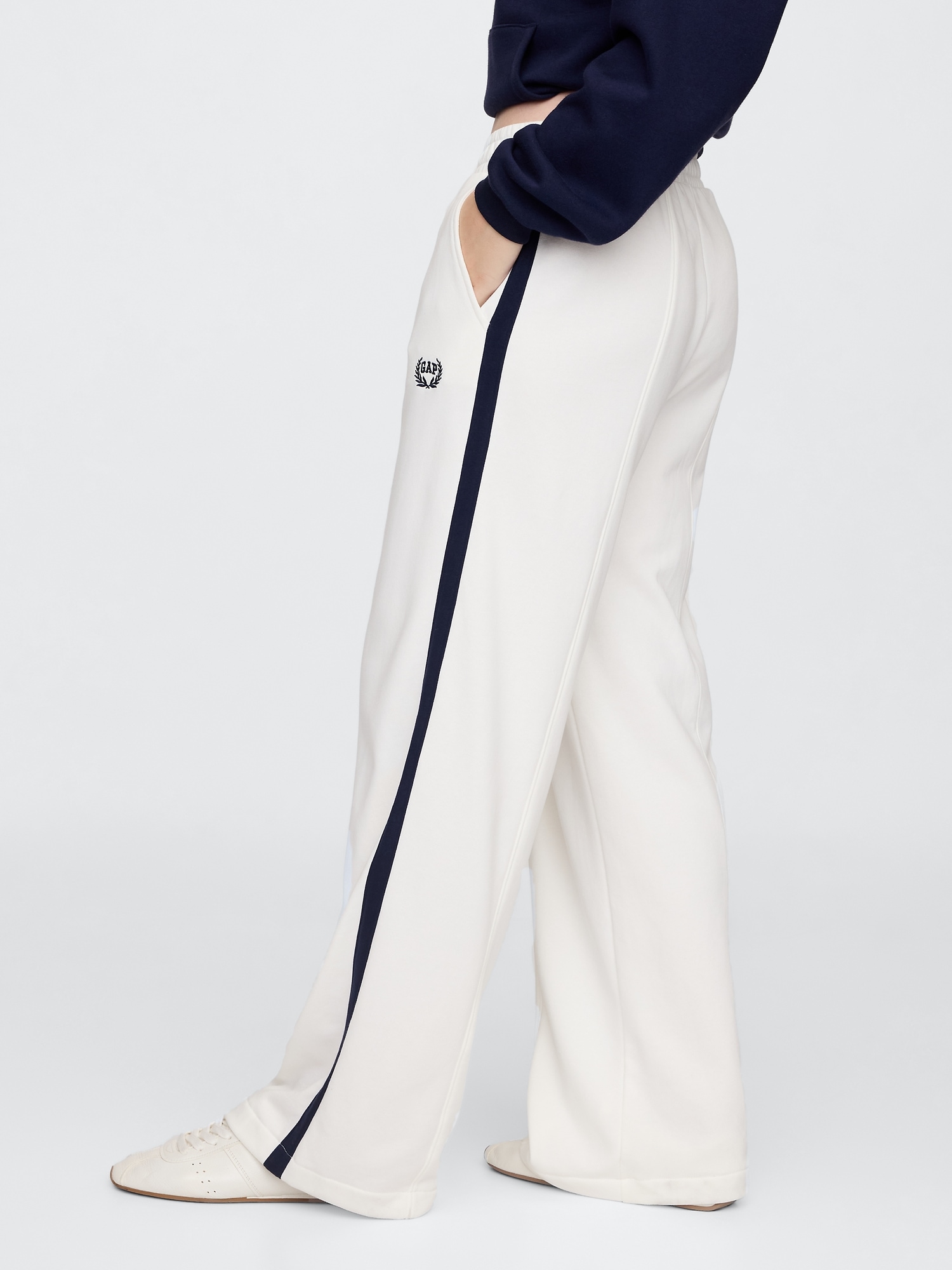GAP Sweatpants with logo - Women's