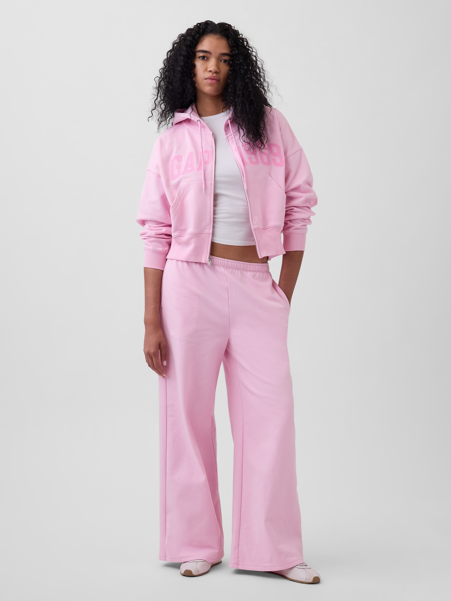 Дамски спортни панталони GAP с лого 1969