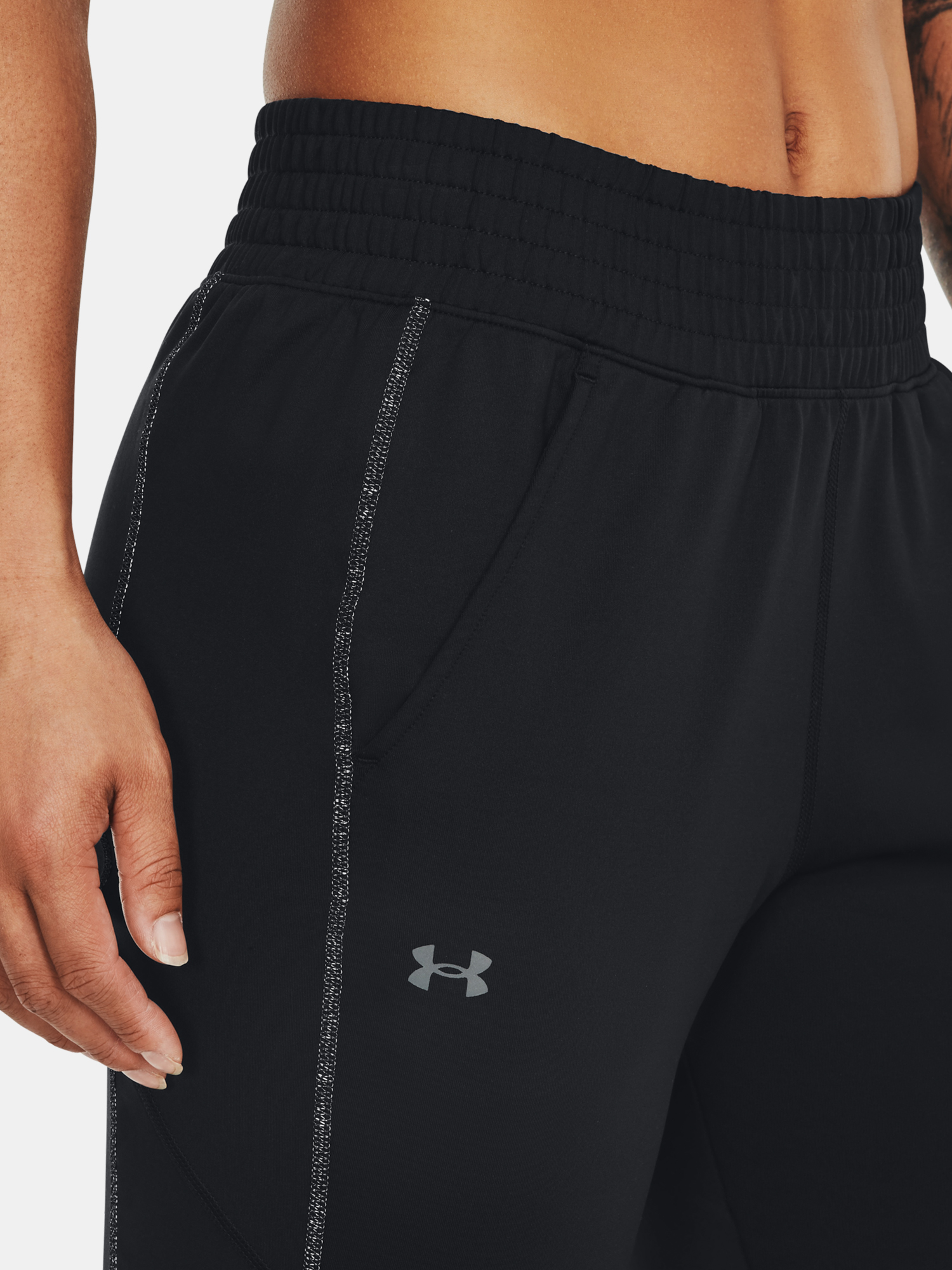 Pantaloni si pantaloni scurti pentru femei Under Armour - negru