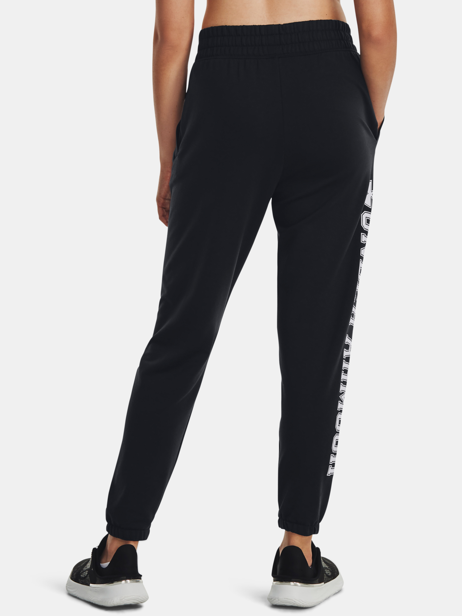 Pantaloni si pantaloni scurti pentru femei Under Armour - negru