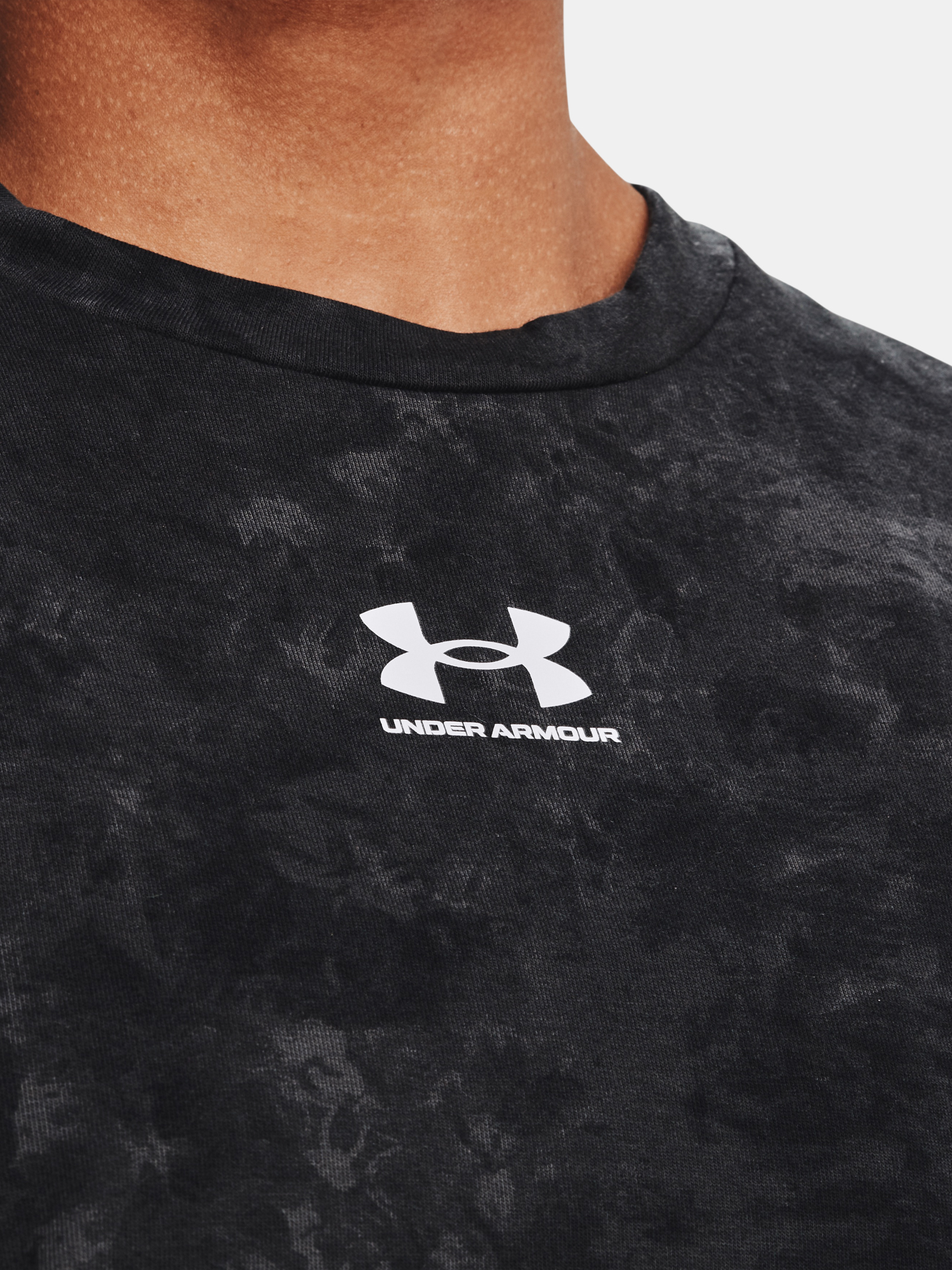 Jachete si tricouri pentru femei Under Armour - negru