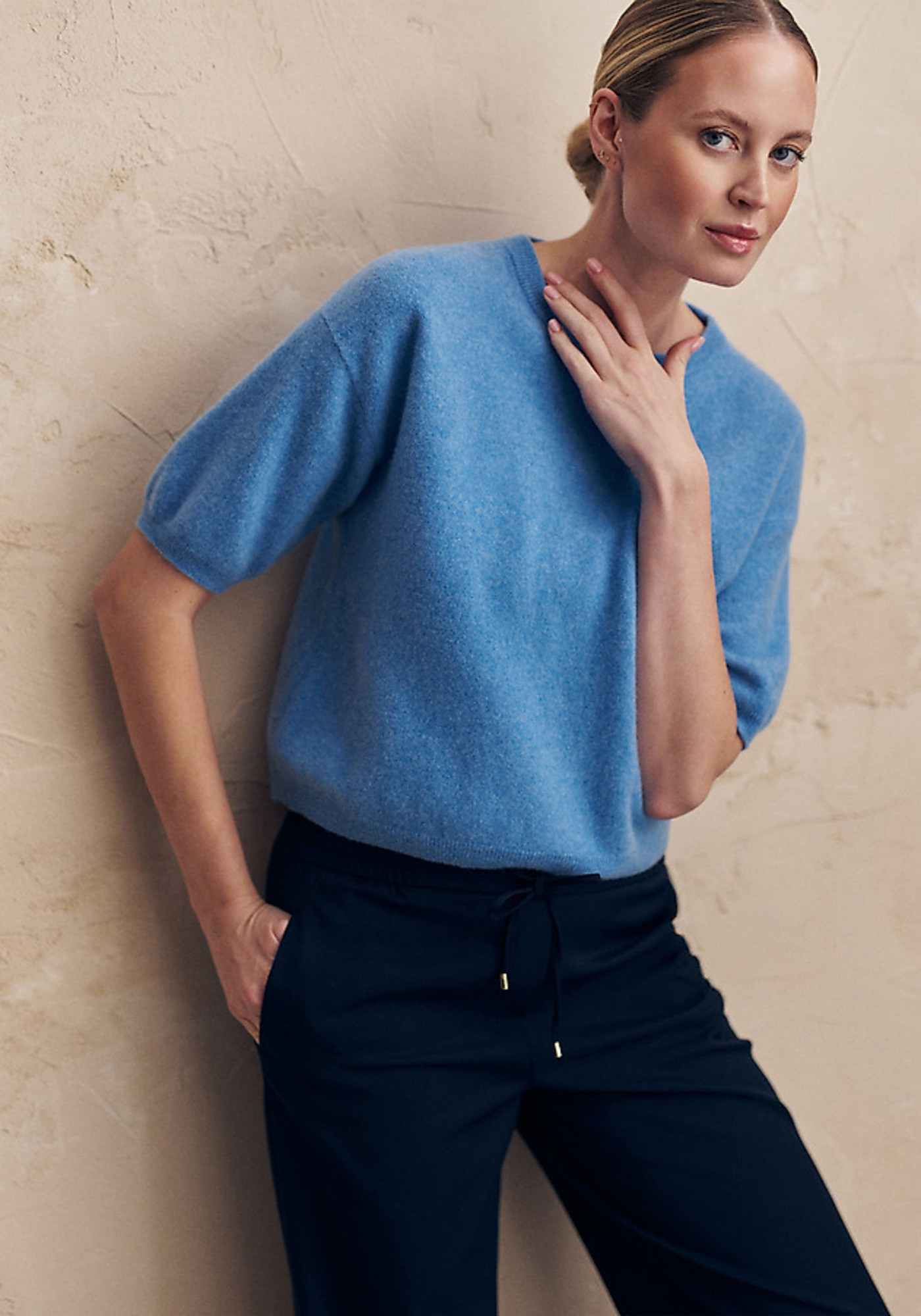 Син вълнен пуловер с ръкави до лакътя