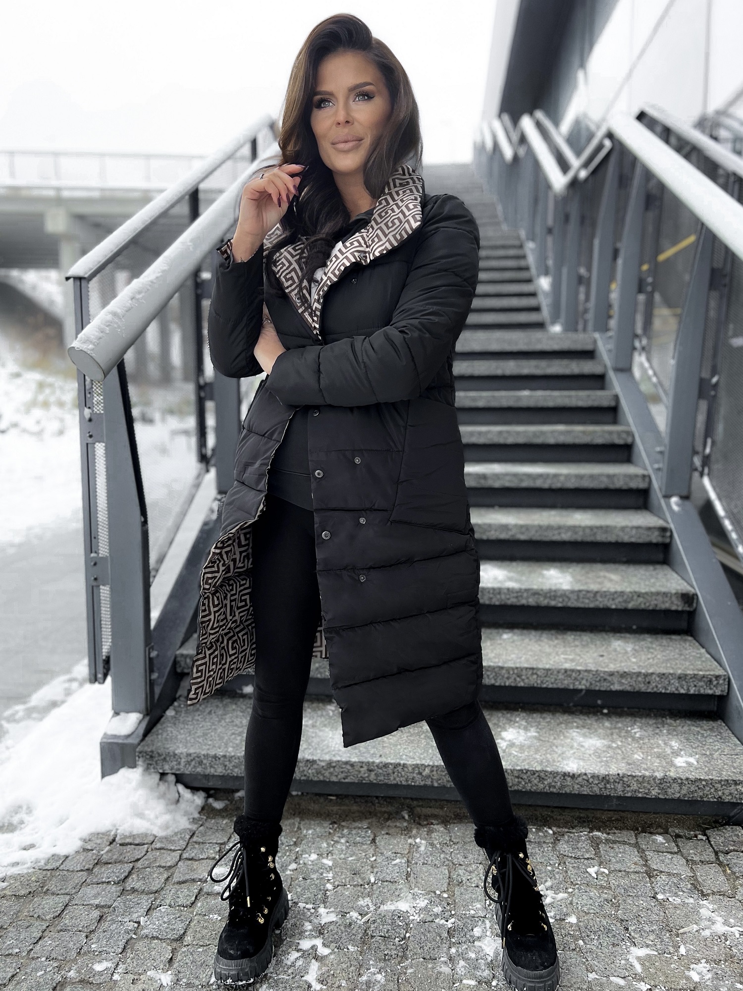 Jachetă neagră cu piept dublu, guler înalt stand-up Yups