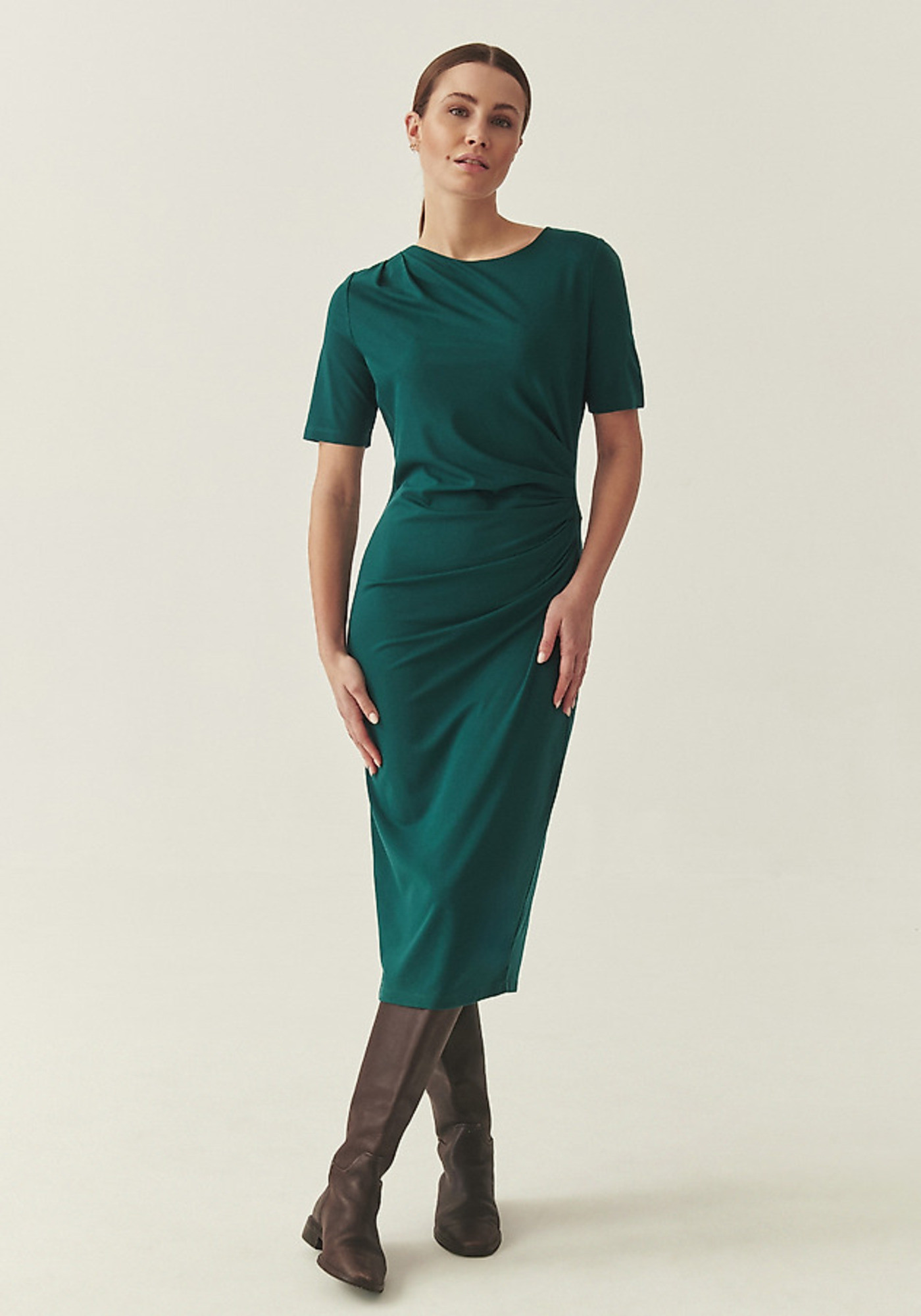 Зелена рокля-калъф с волани и иглика 1