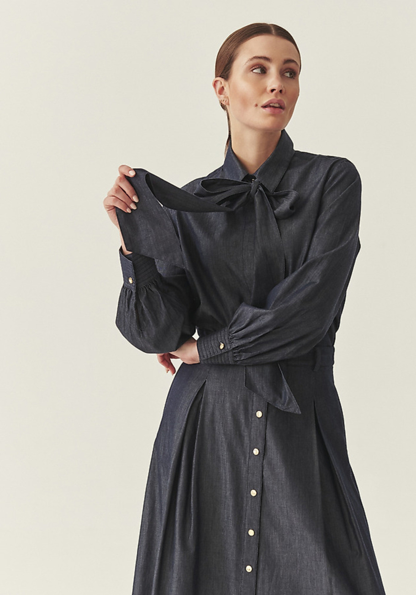 Тъмносина памучна риза с вратовръзка