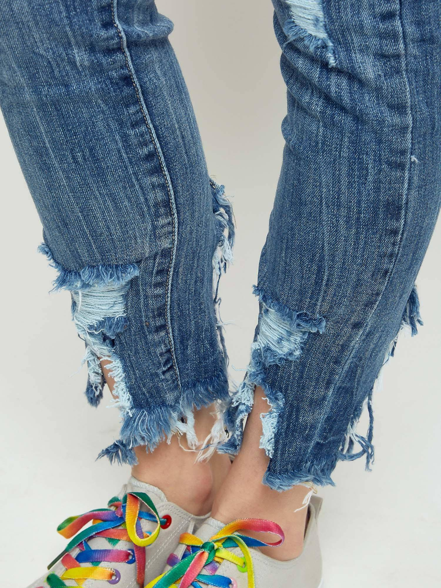 Jeans with tears and decorative zipper blue