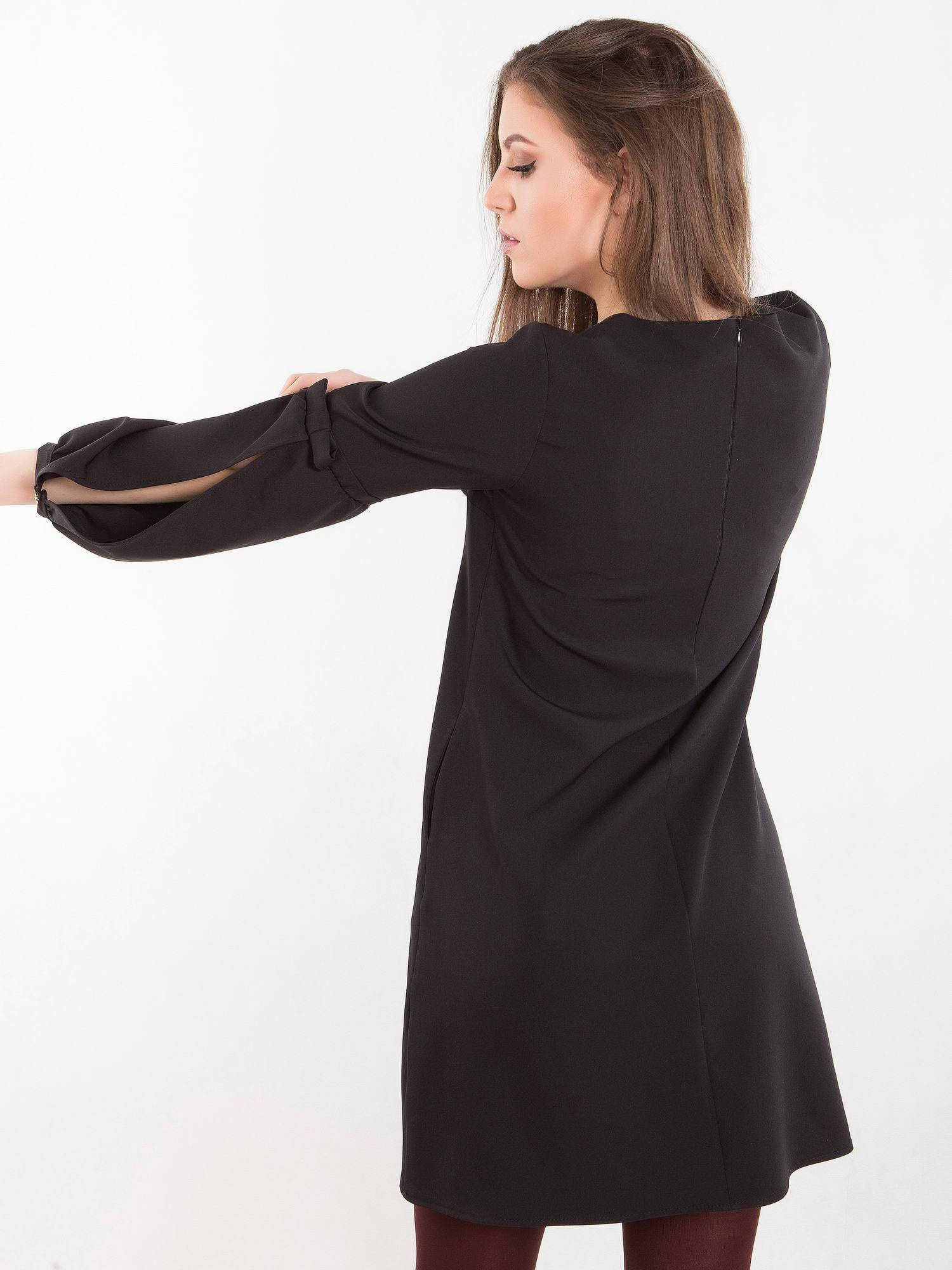 Dress decorated with slits on the sleeves black